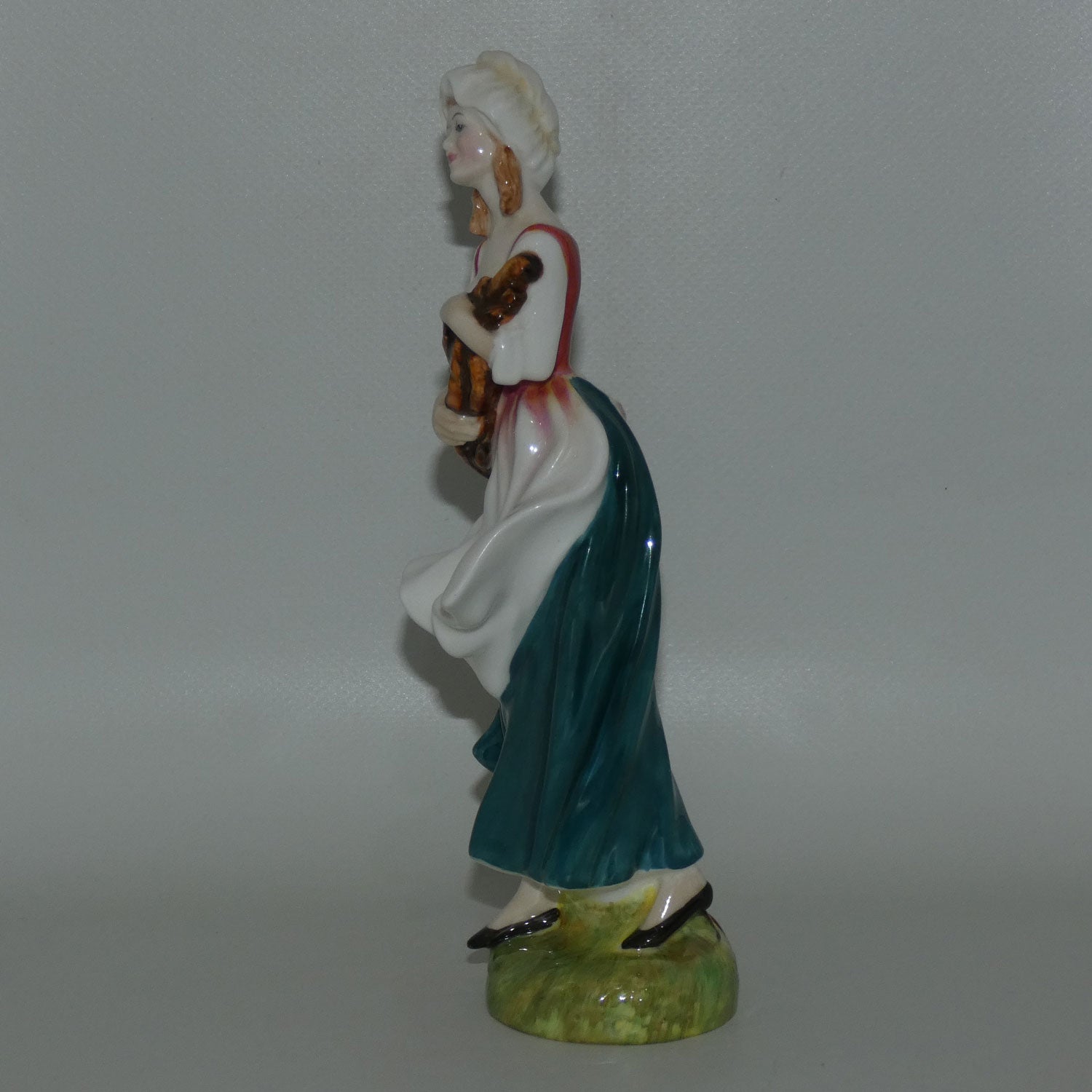 hn2749-royal-doulton-figure-lizzie