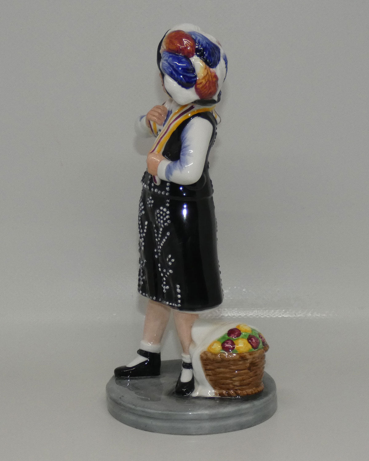 hn2769-royal-doulton-figure-pearly-girl