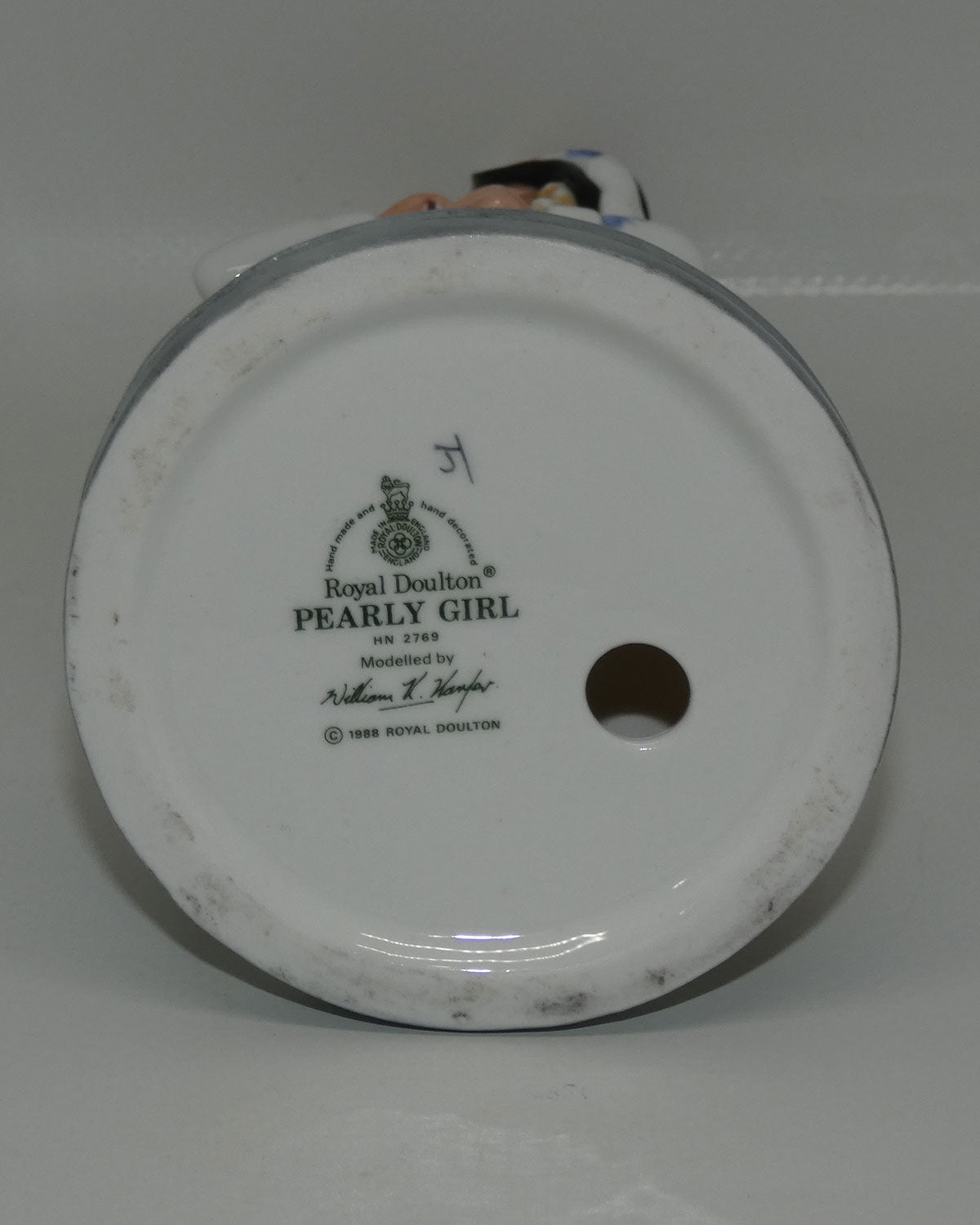 hn2769-royal-doulton-figure-pearly-girl