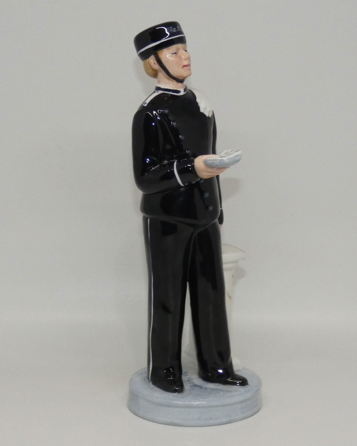 hn2772-royal-doulton-figure-ritz-bell-boy