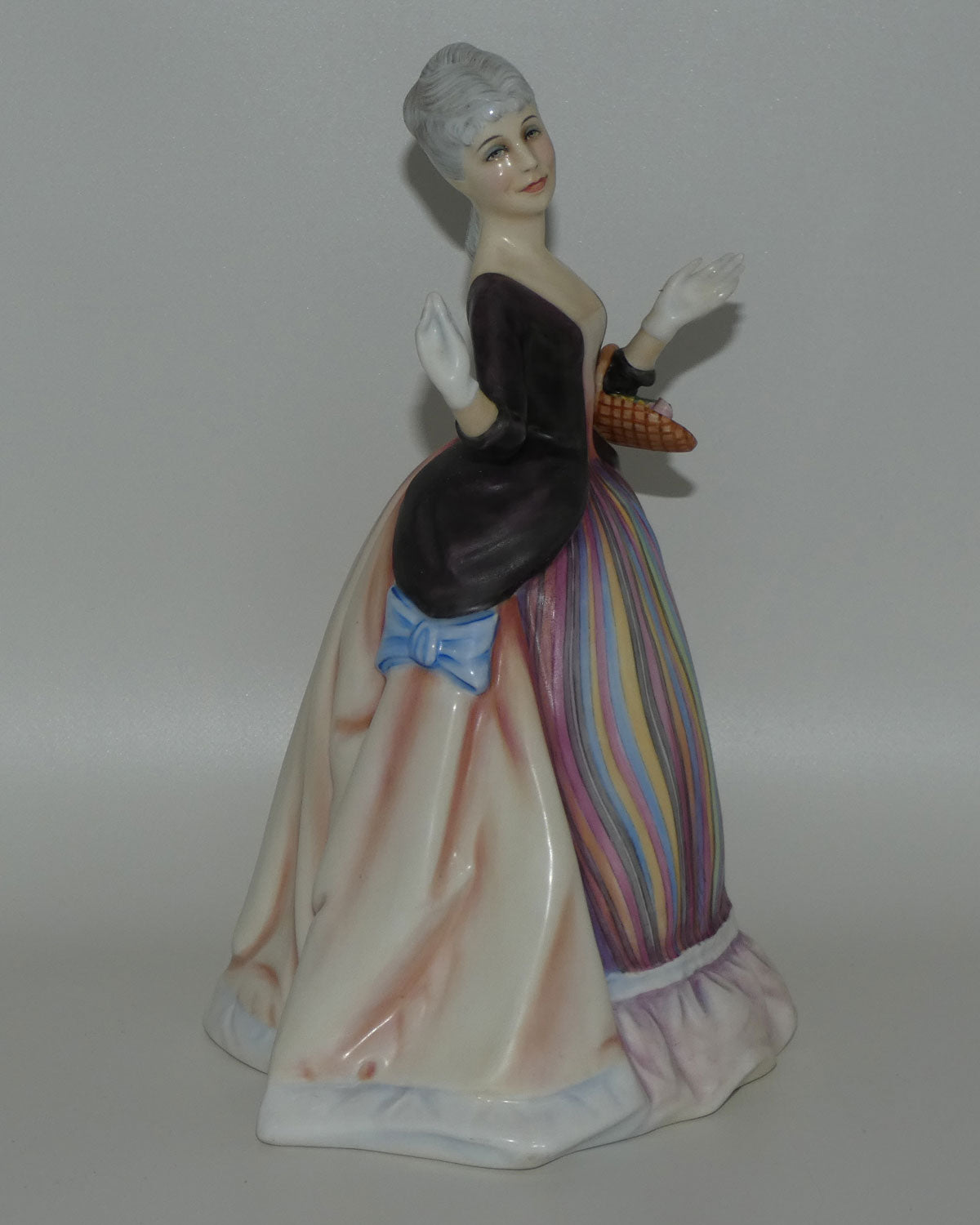 hn3040-royal-doulton-figure-flower-arranging
