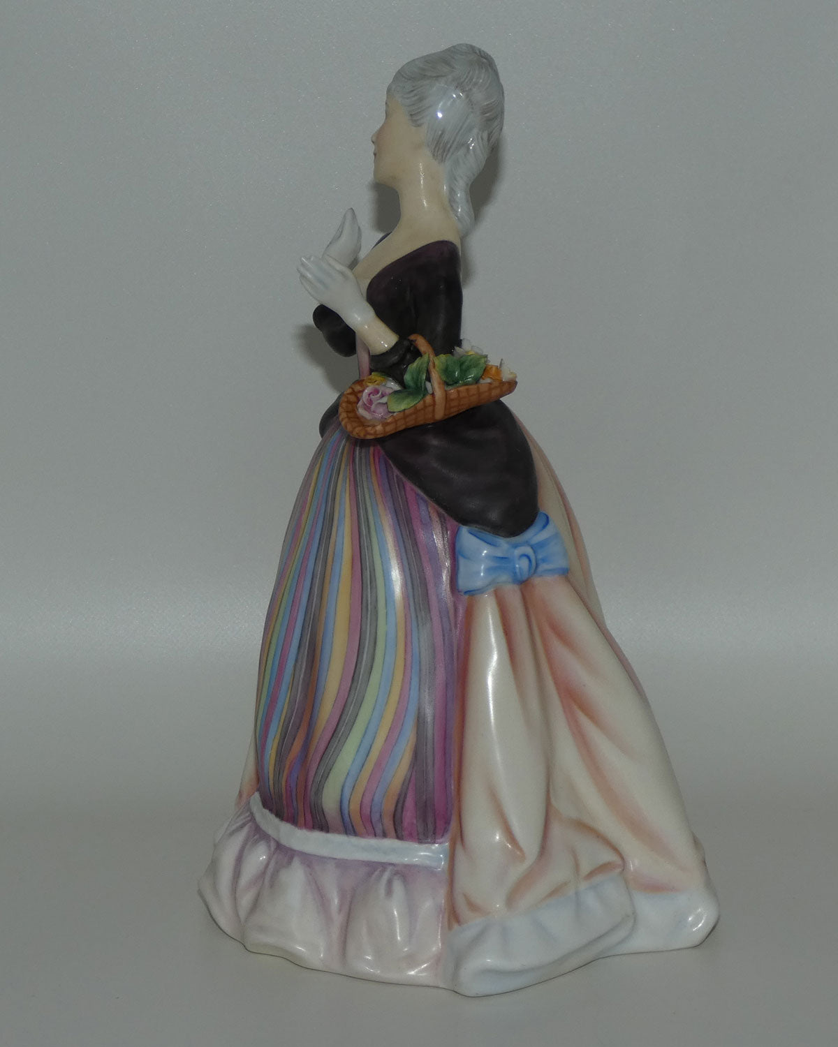 hn3040-royal-doulton-figure-flower-arranging