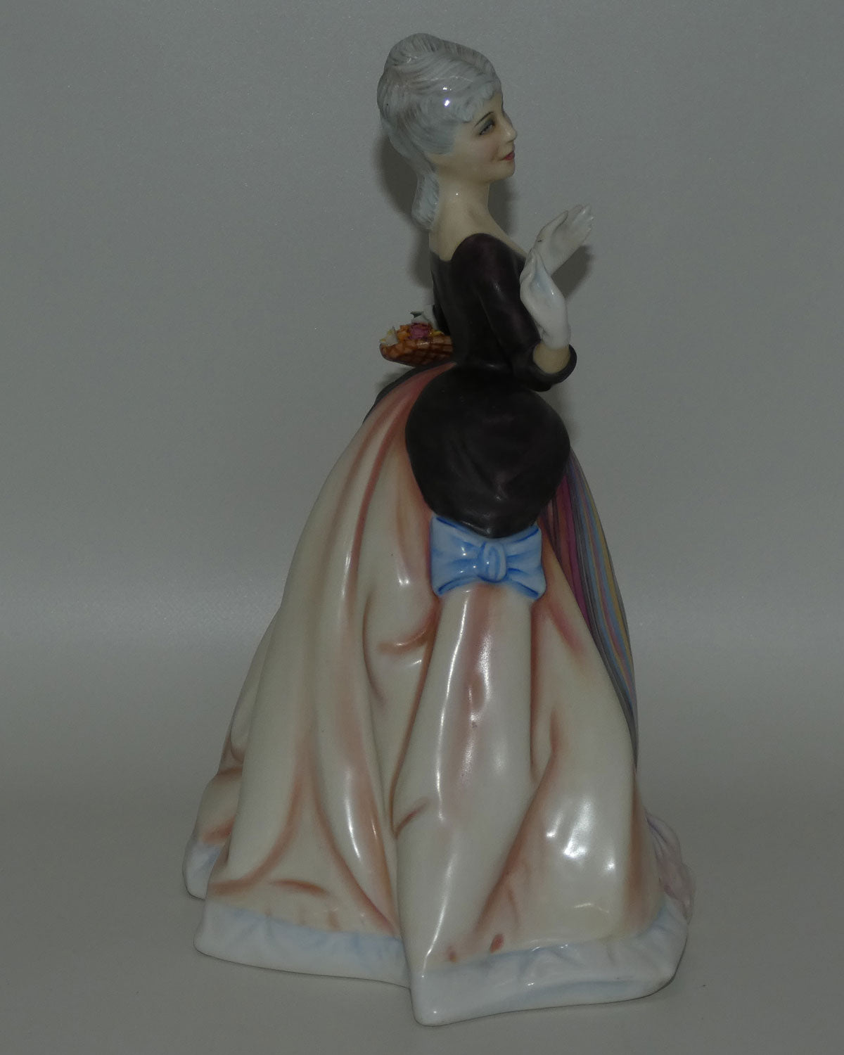 hn3040-royal-doulton-figure-flower-arranging