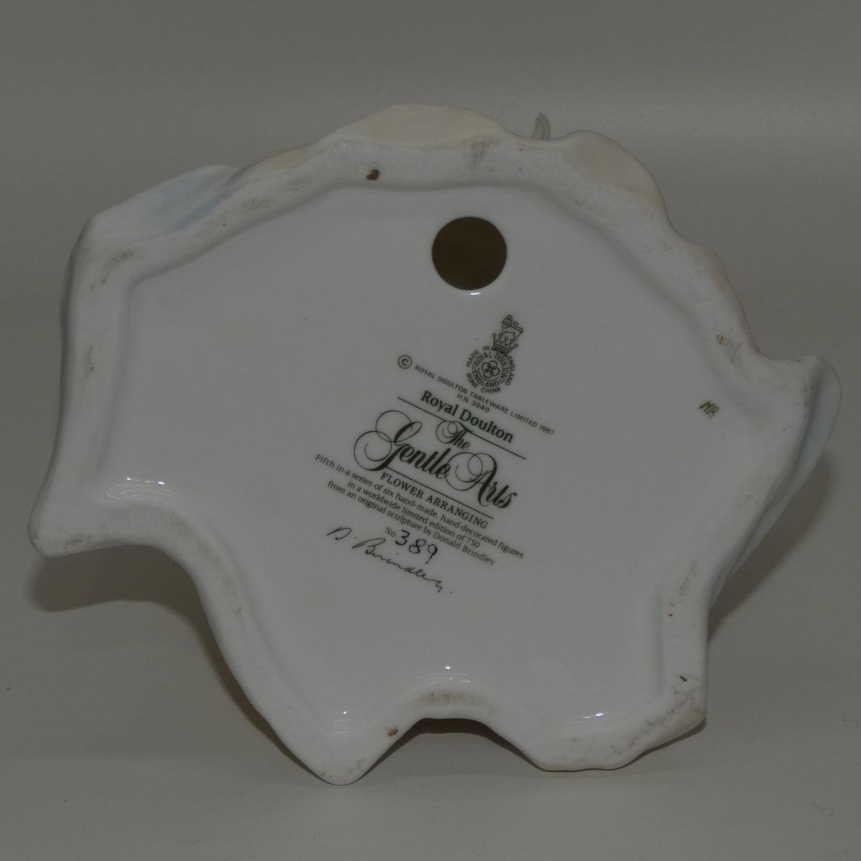 hn3040-royal-doulton-figure-flower-arranging