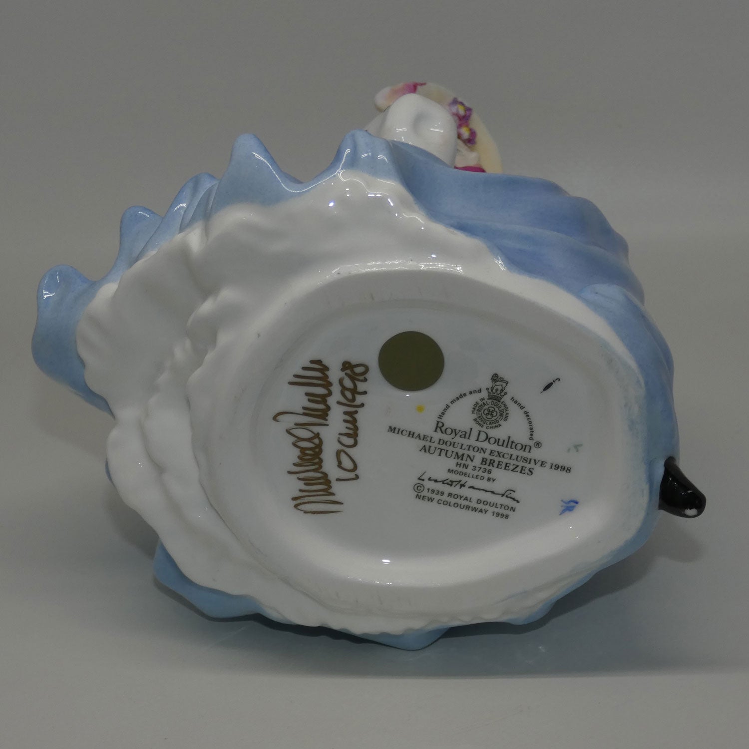 hn3736-royal-doulton-figure-autumn-breezes-blue