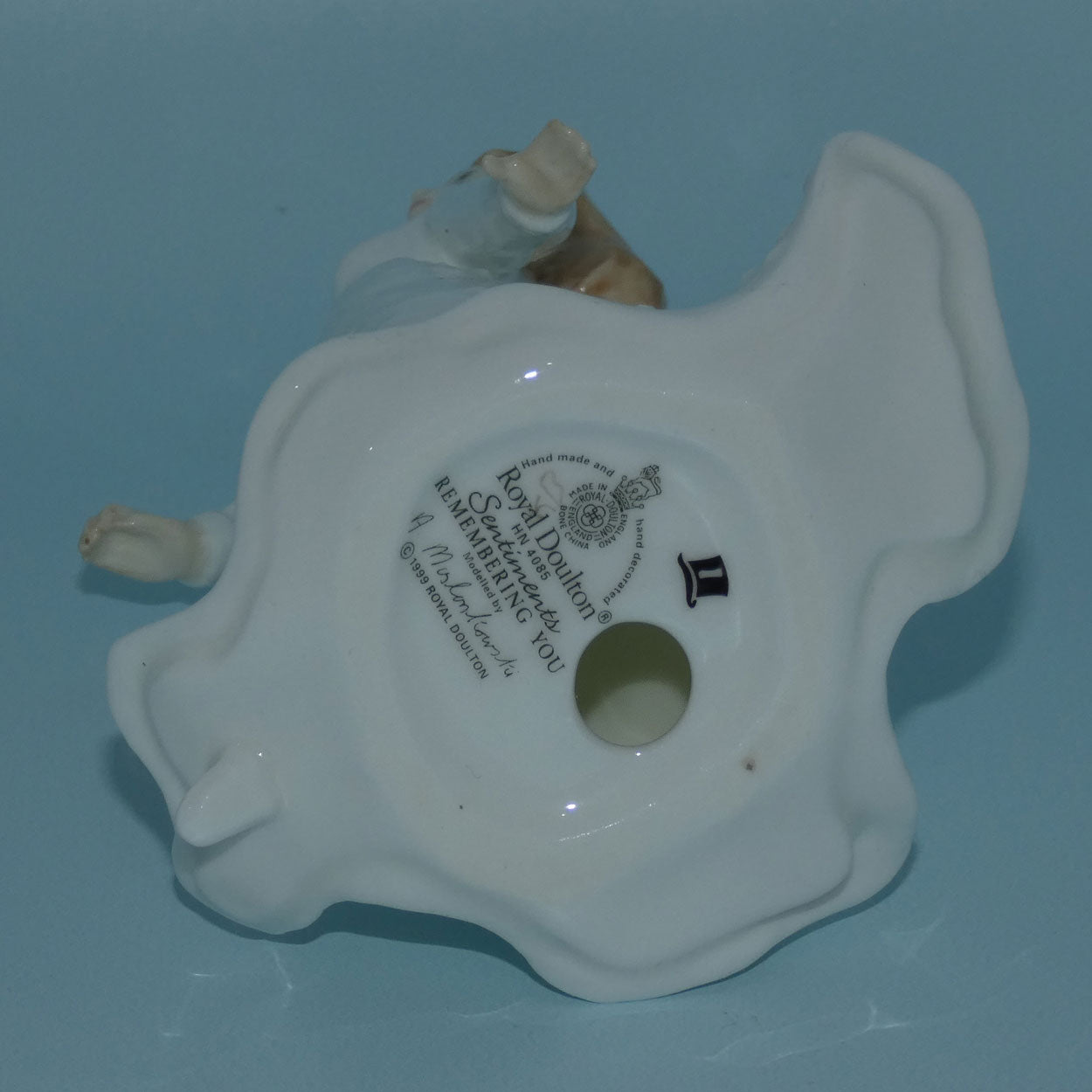 hn4085-royal-doulton-figure-remembering-you