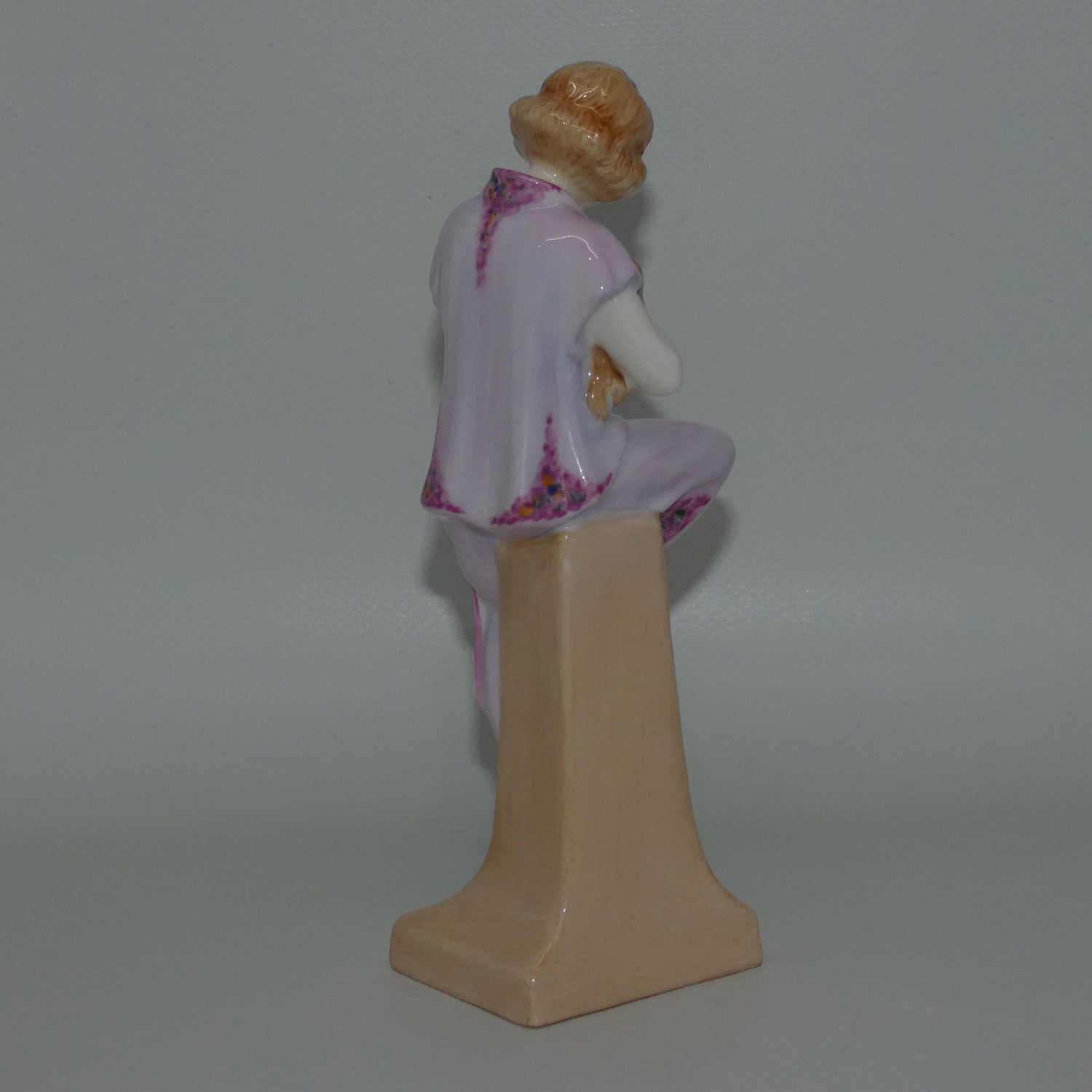 hn4247-royal-doulton-figure-lido-lady