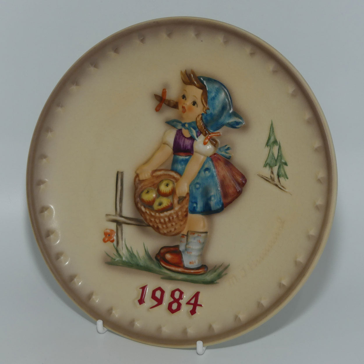HUM0277 MI Hummel Annual Plate 1984 Little Helper