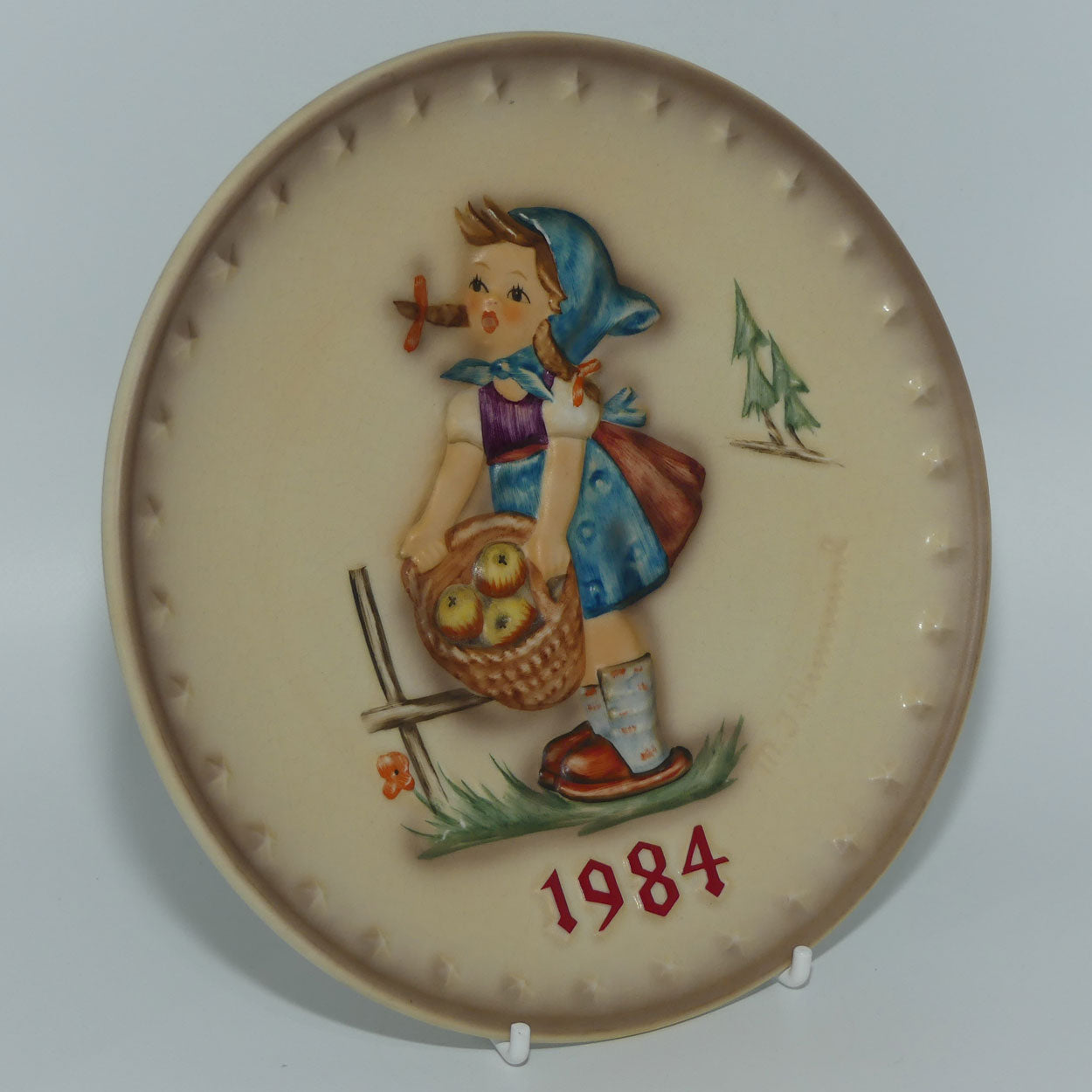 HUM0277 MI Hummel Annual Plate 1984 Little Helper