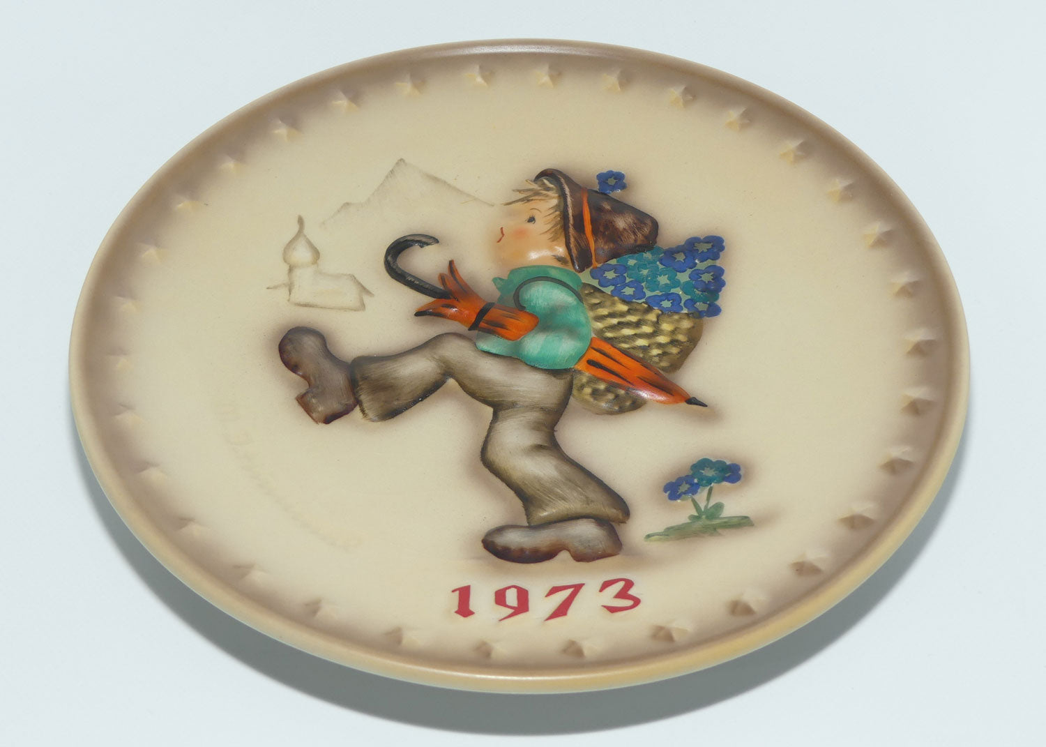 HUM0266 MI Hummel Annual Plate 1973 | Globe Trotter