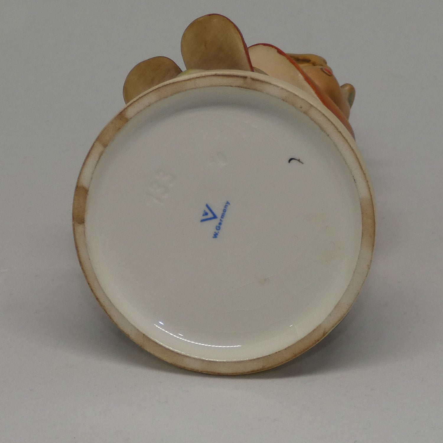 hum133-mi-hummel-mothers-helper