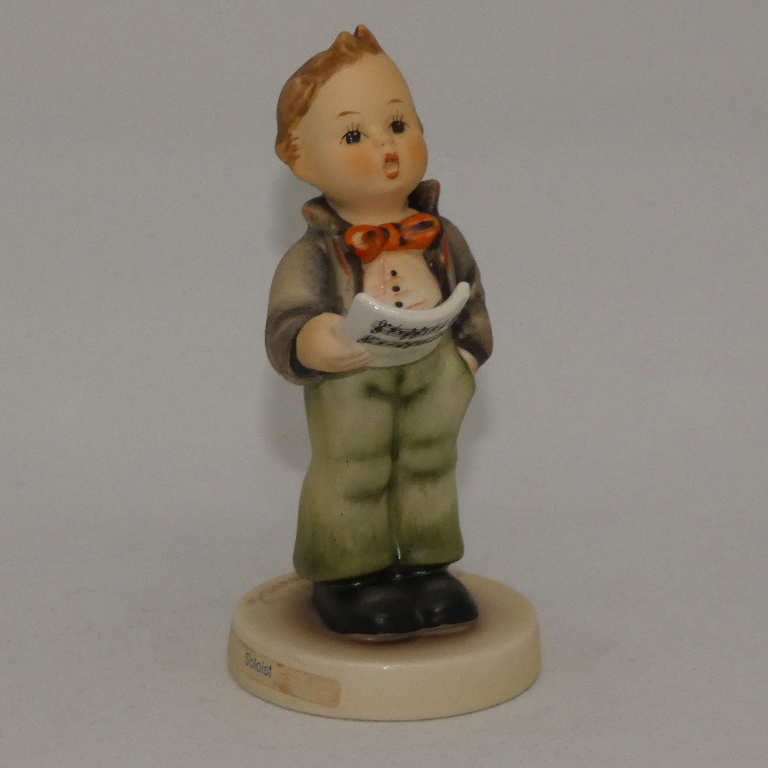 hum135-mi-hummel-figure-soloist