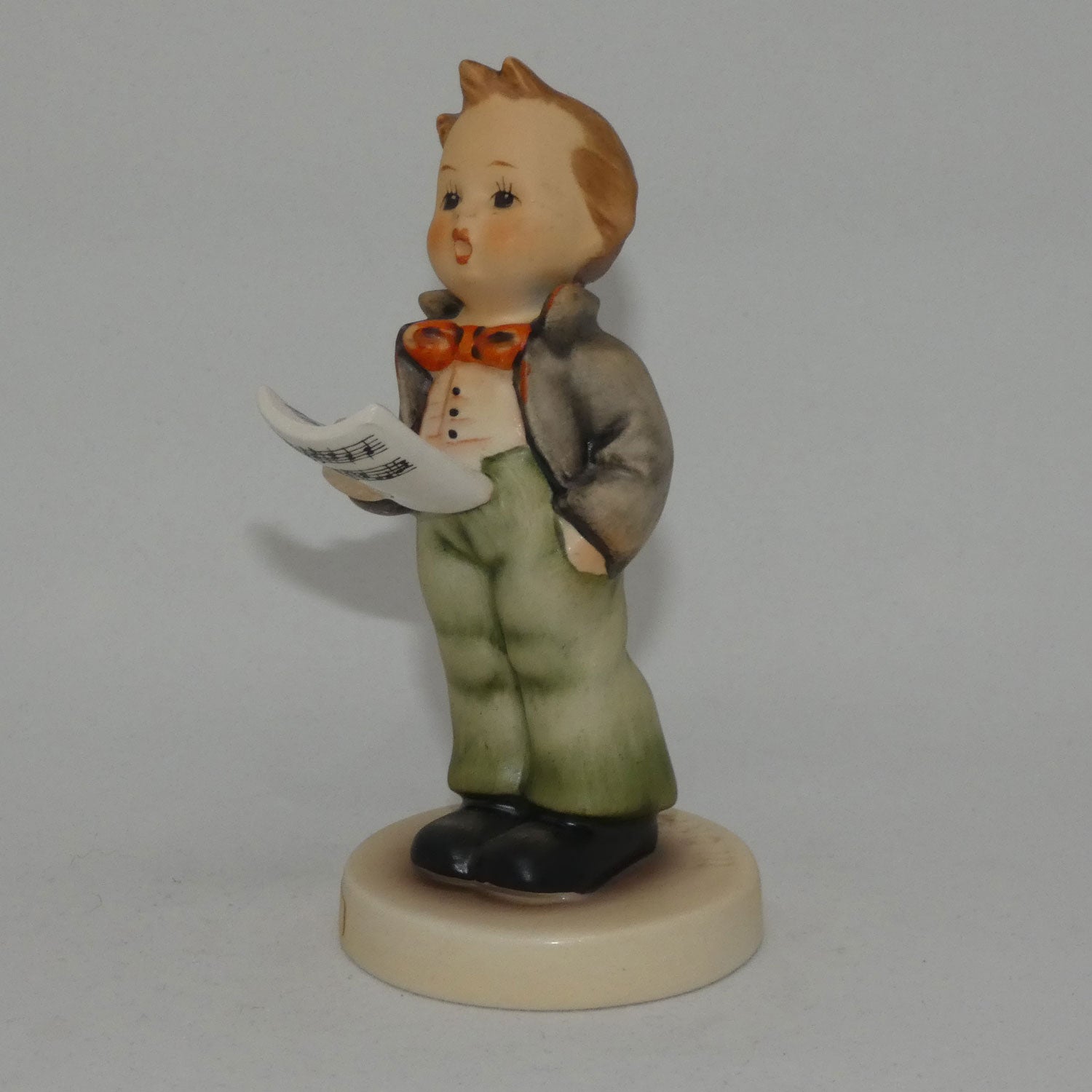 hum135-mi-hummel-figure-soloist