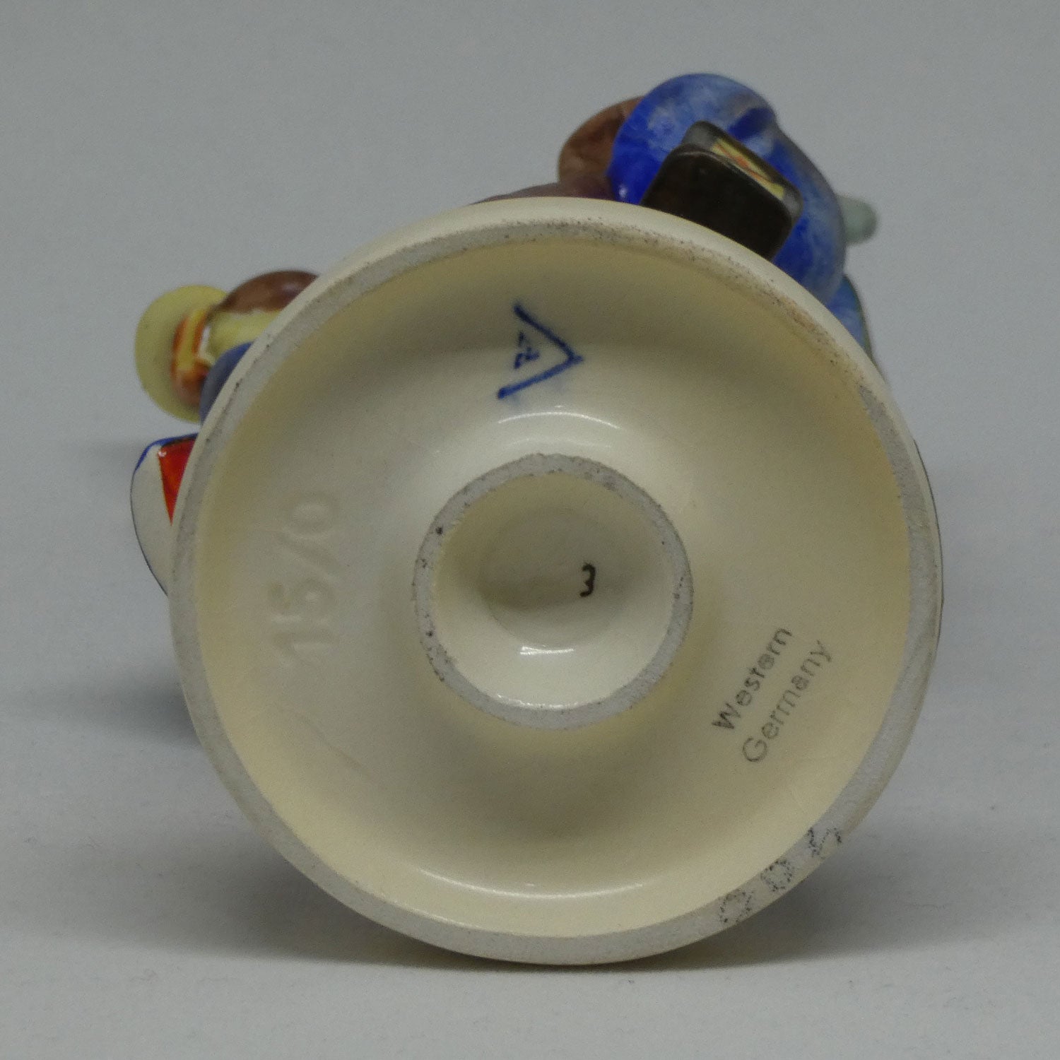 hum15-0-mi-hummel-figure-hear-ye-hear-ye