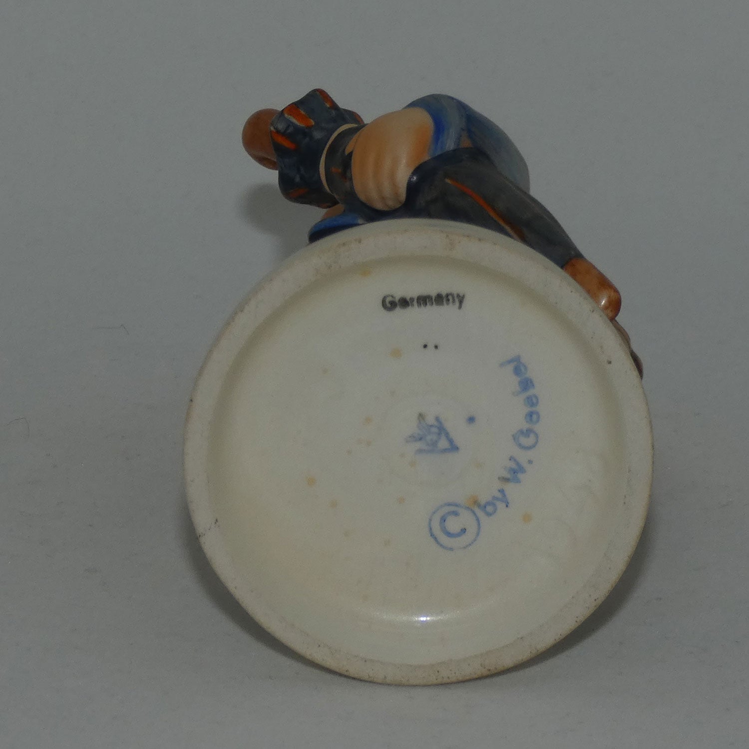 hum198-mi-hummel-figure-home-from-market