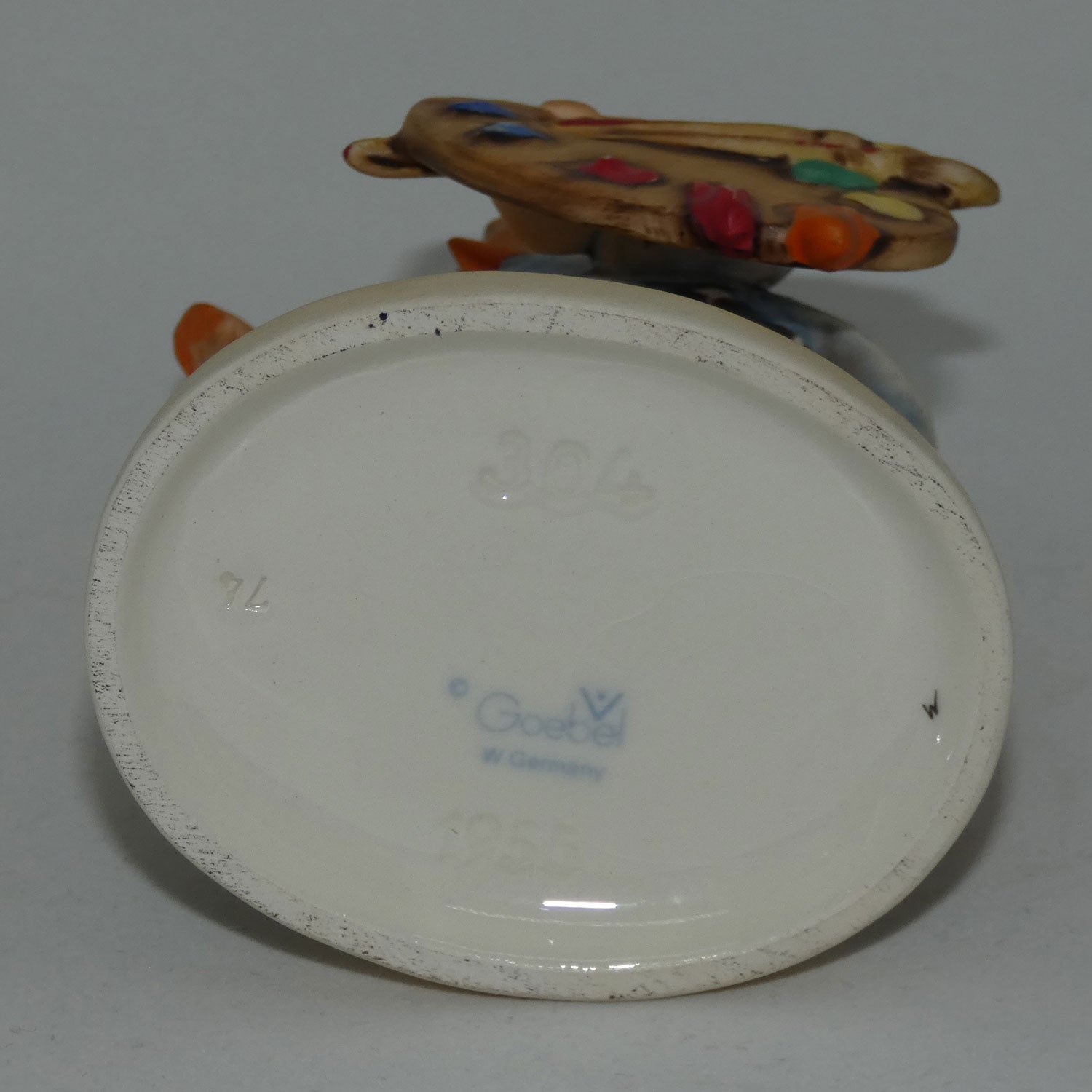 hum304-mi-hummel-figure-the-artist