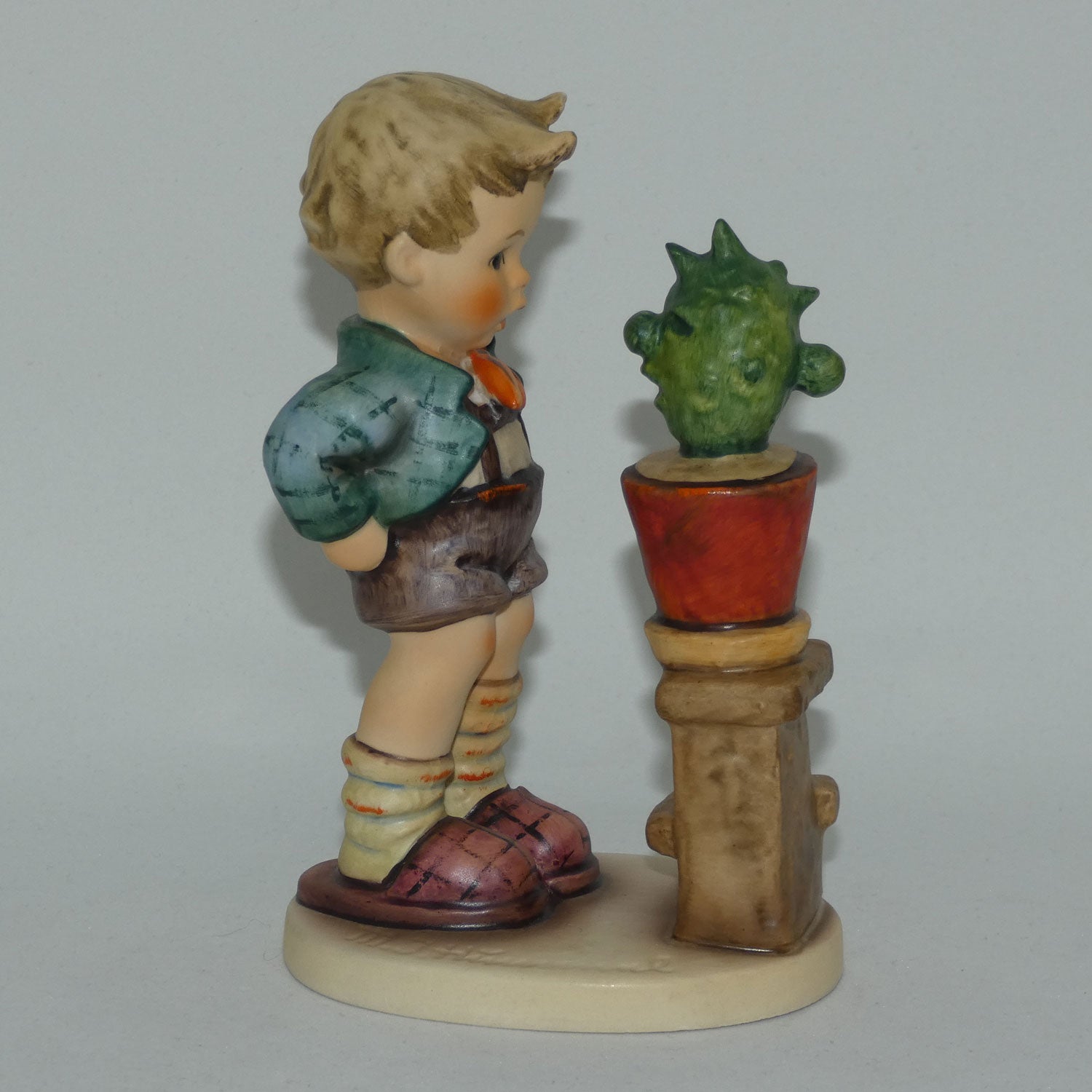 hum314-mi-hummel-figure-confidentially