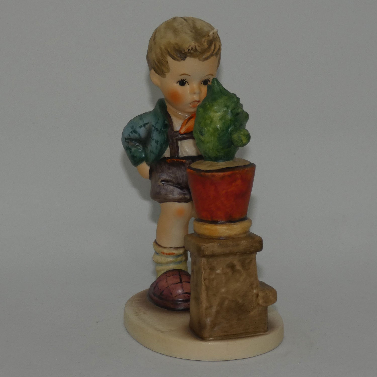 hum314-mi-hummel-figure-confidentially