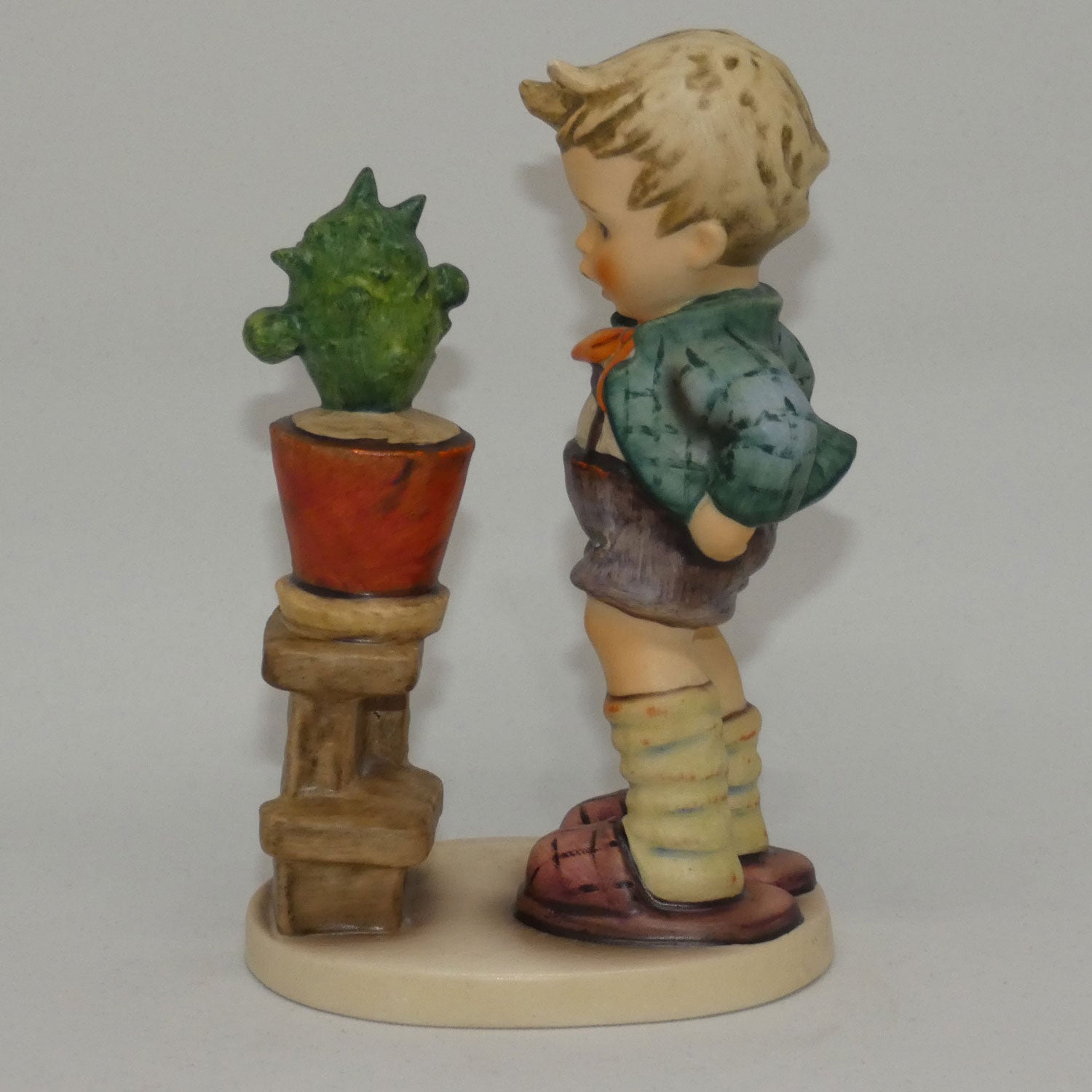 hum314-mi-hummel-figure-confidentially