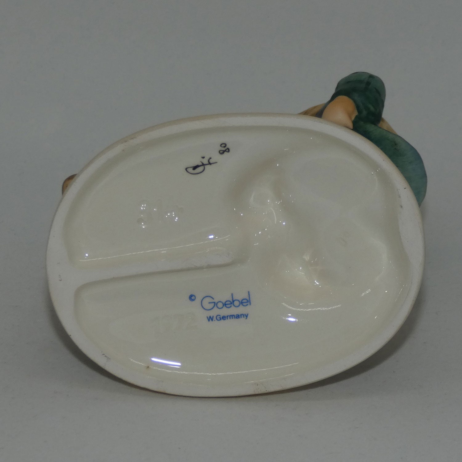 hum314-mi-hummel-figure-confidentially