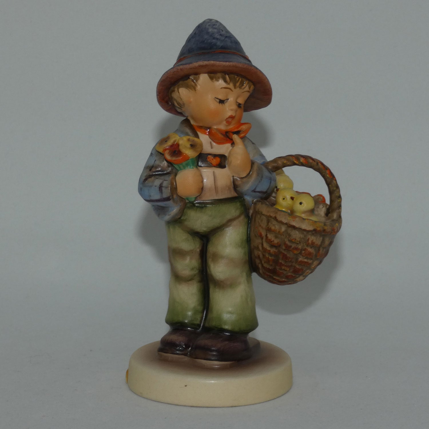 hum378-mi-hummel-figure-easter-greetings