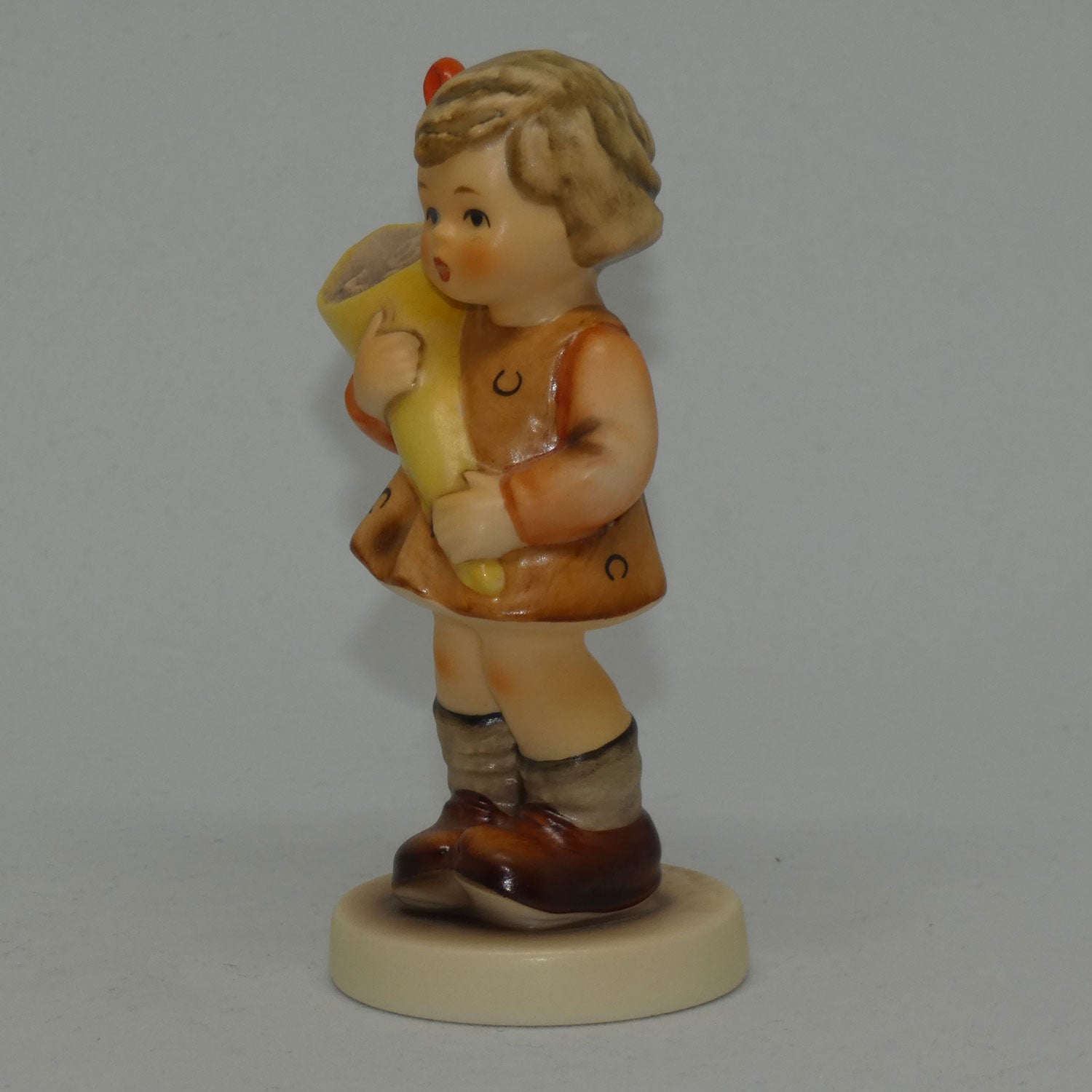hum549-3-0-mi-hummel-figure-a-sweet-offering