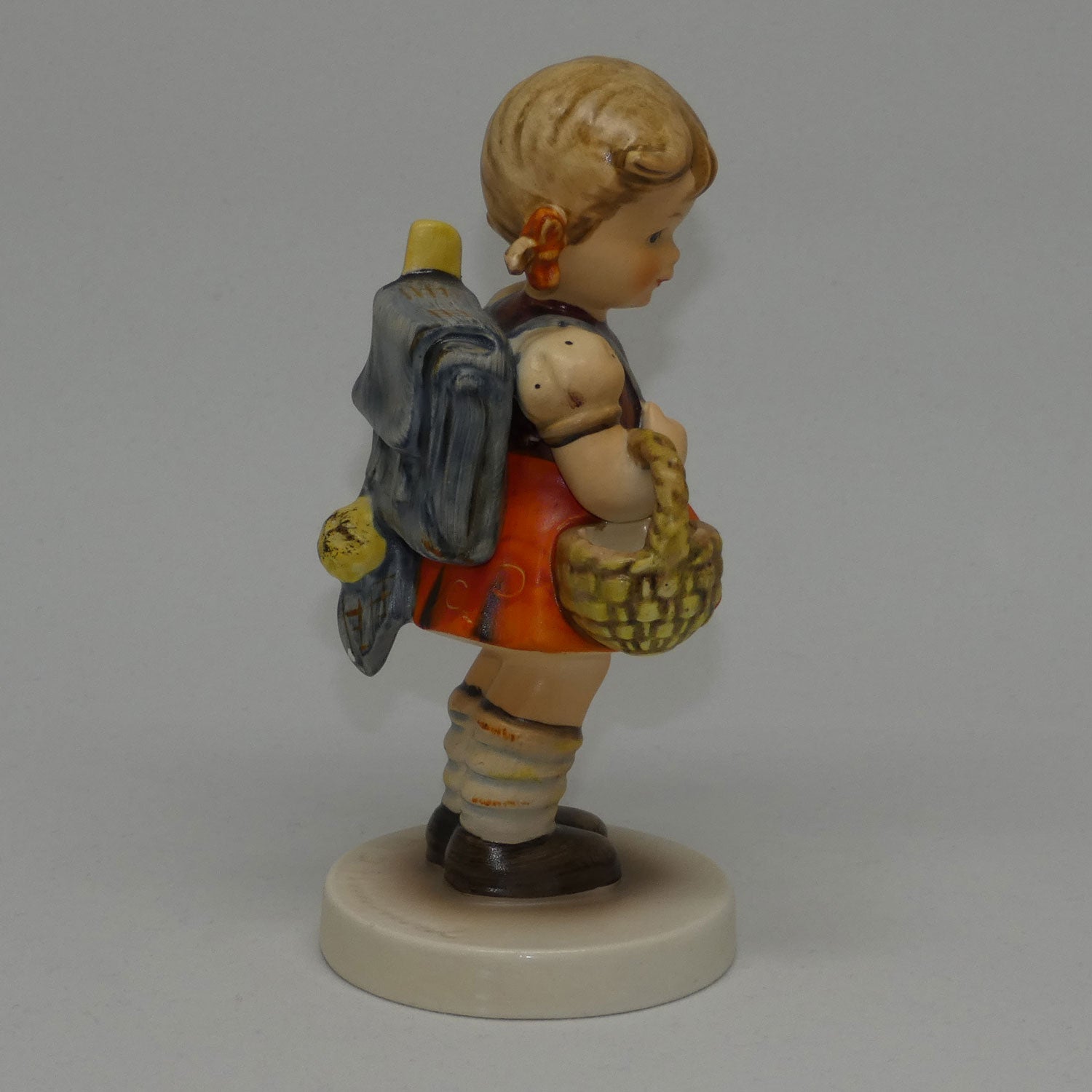 hum81-0-mi-hummel-figure-school-girl