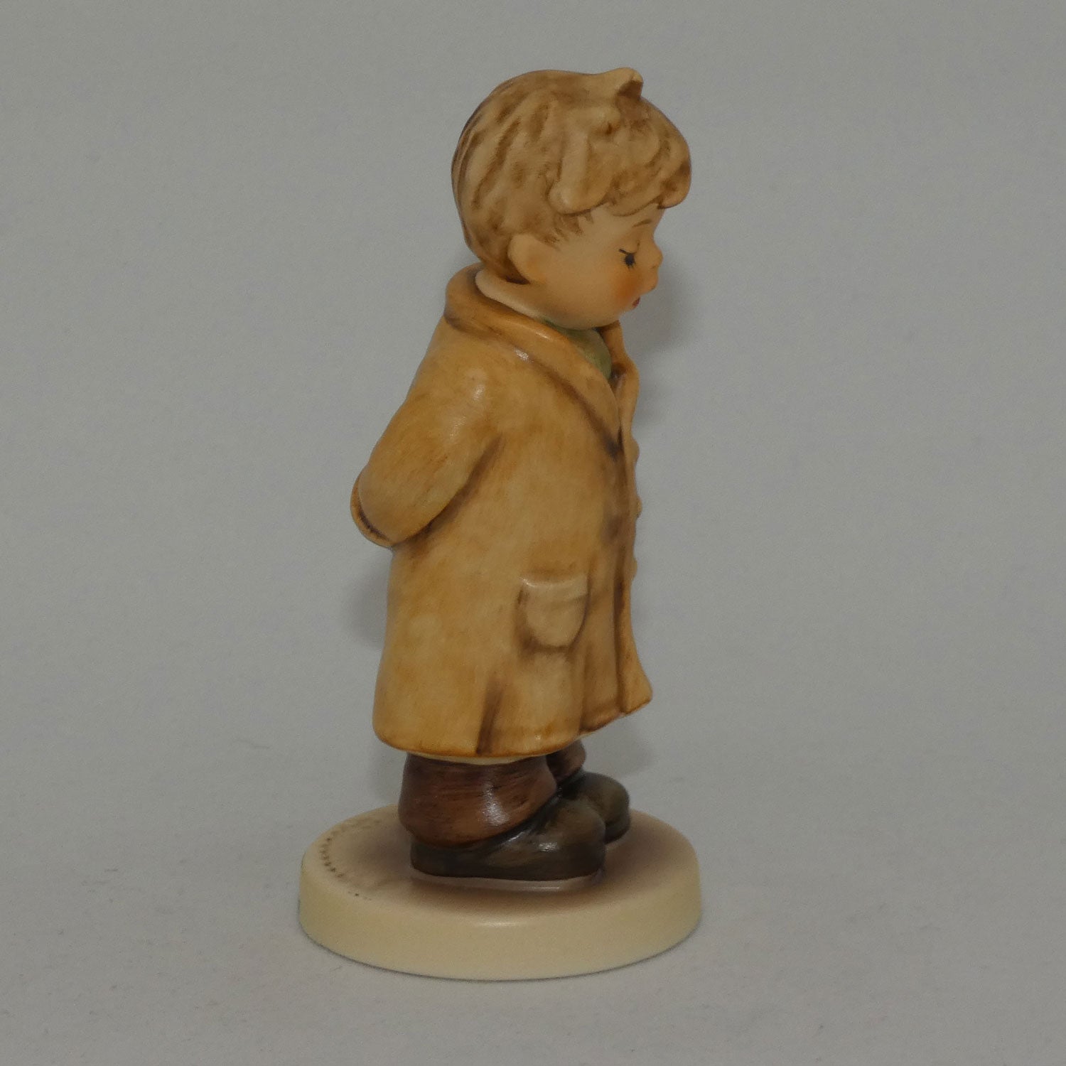 hum845-mi-hummel-figure-too-shy-to-sing