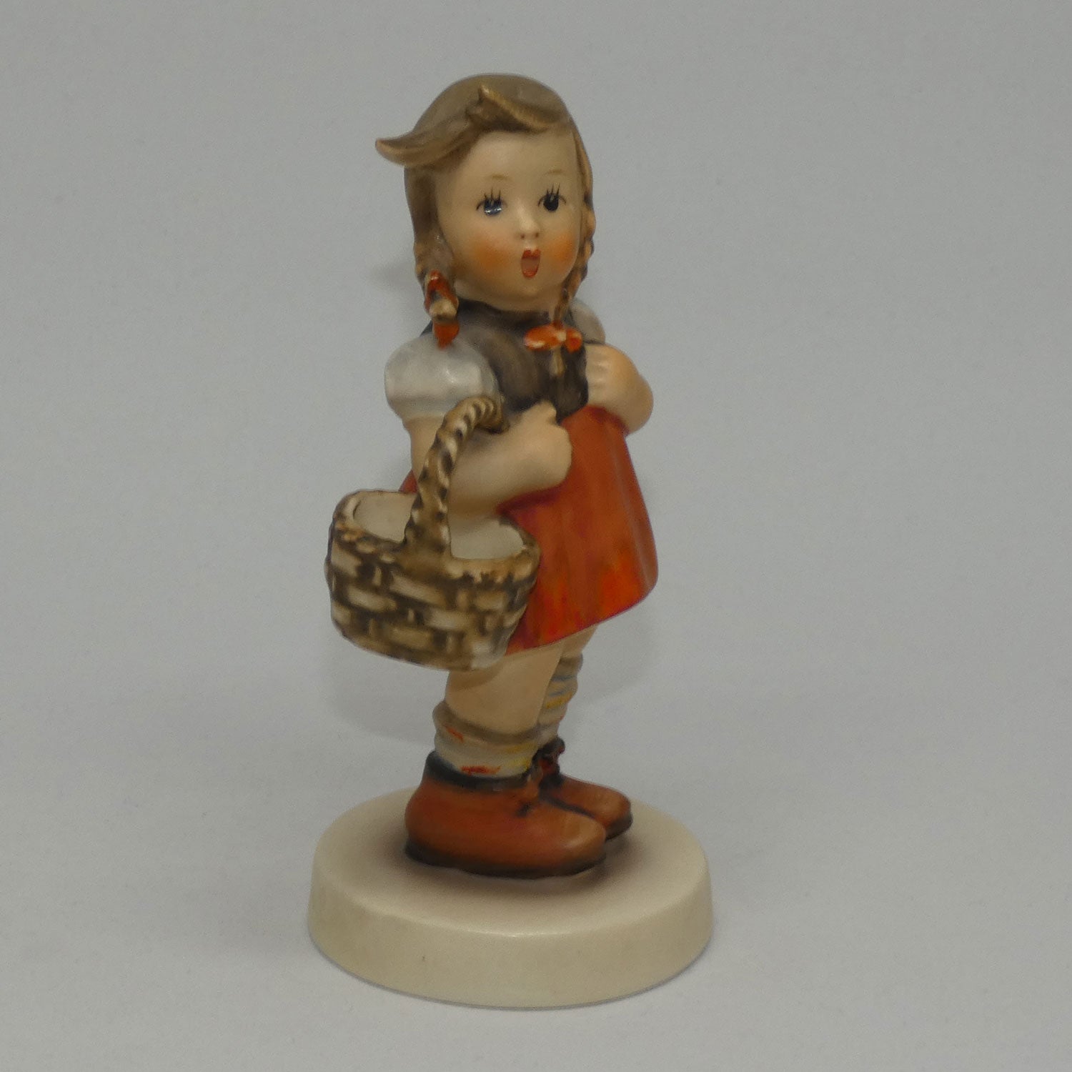 hum96-mi-hummel-figure-little-shopper-tmk4