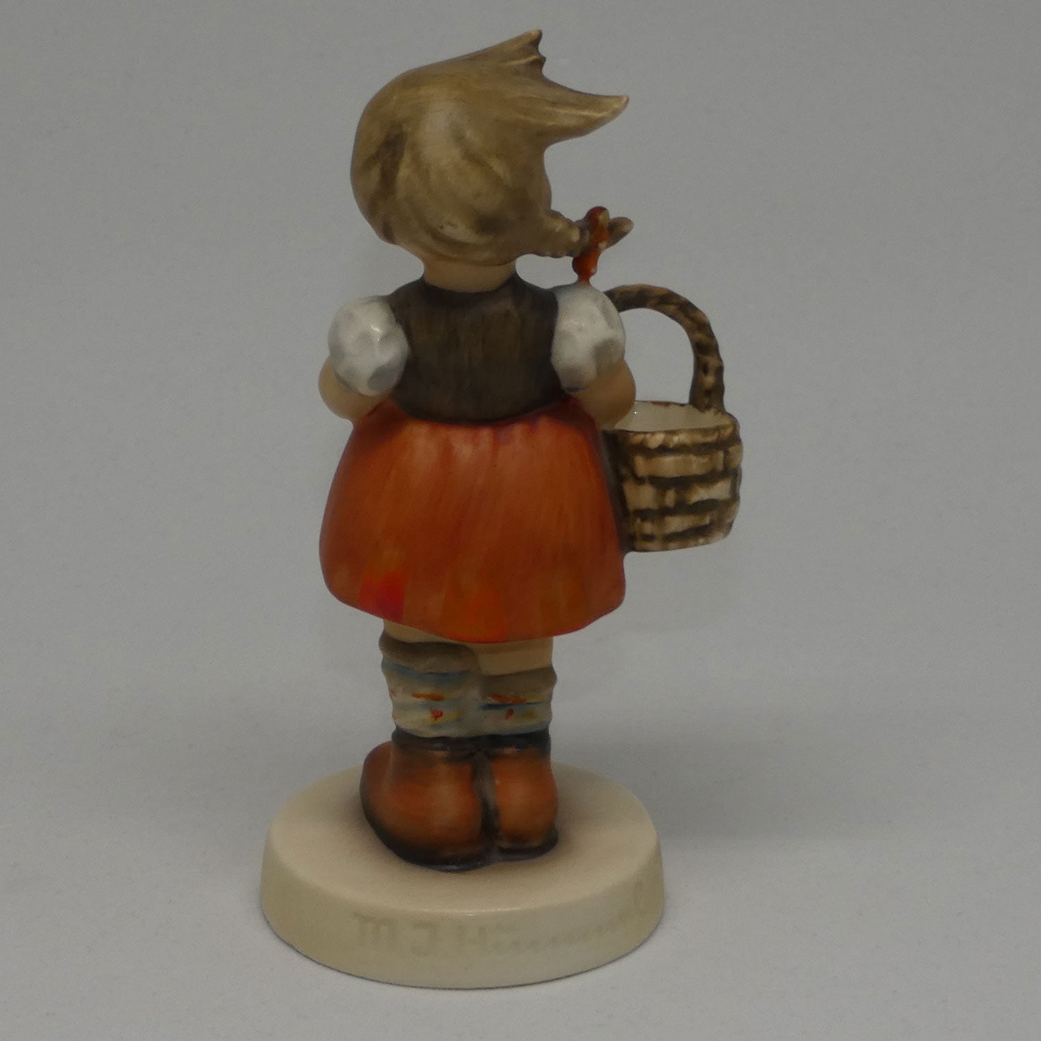 hum96-mi-hummel-figure-little-shopper-tmk4