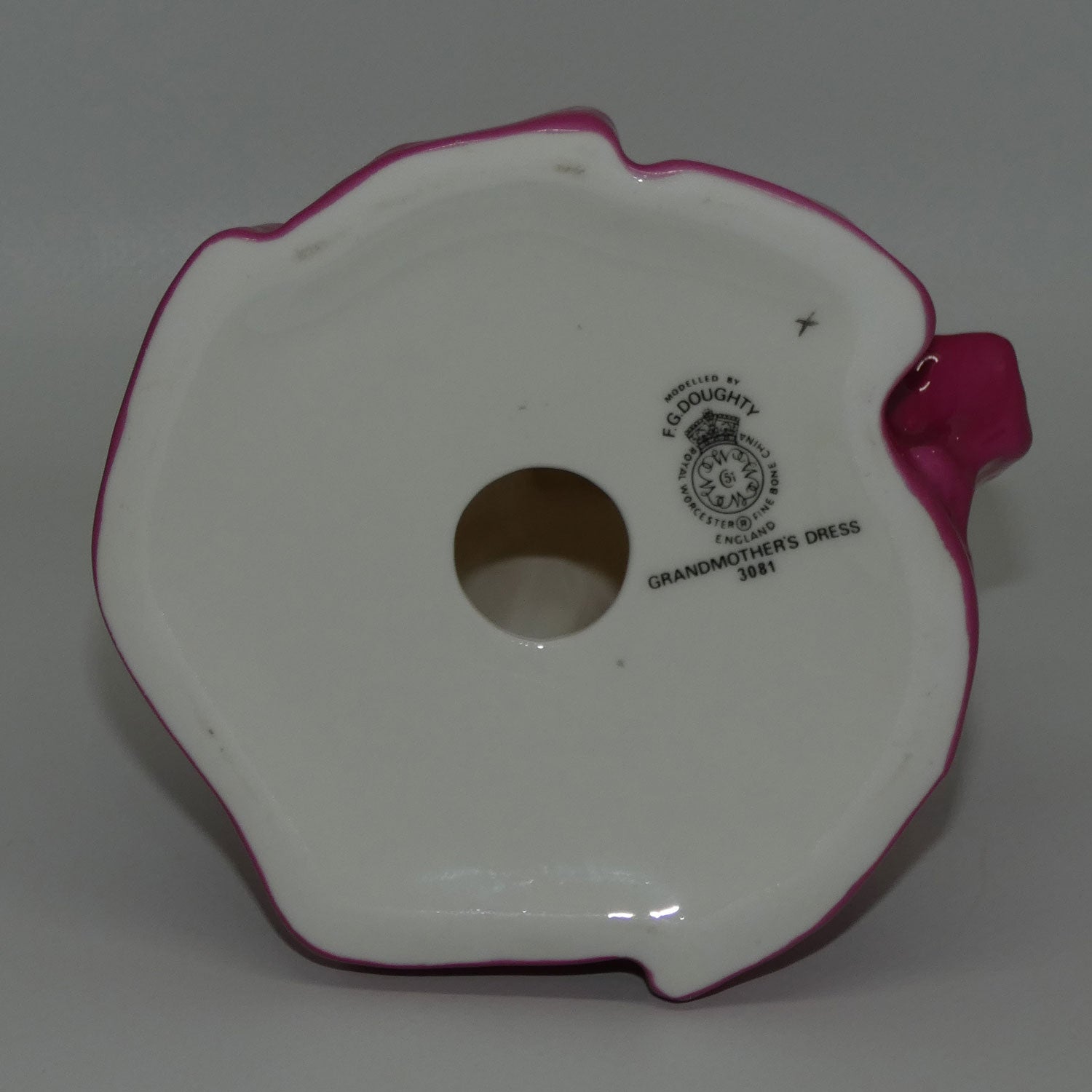 rw3081-royal-worcester-grandmothers-dress-figure