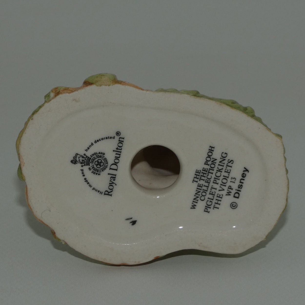 royal-doulton-winnie-the-pooh-wp13-piglet-picking-the-violets