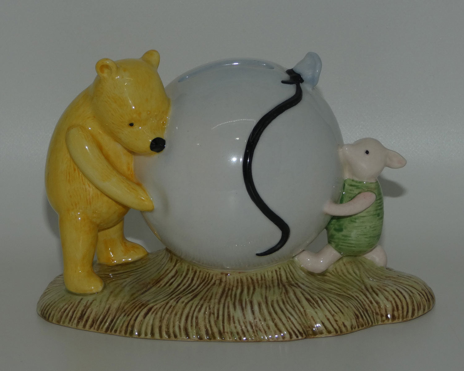 royal-doulton-winnie-the-pooh-wp16-poohs-blue-balloon-money-box