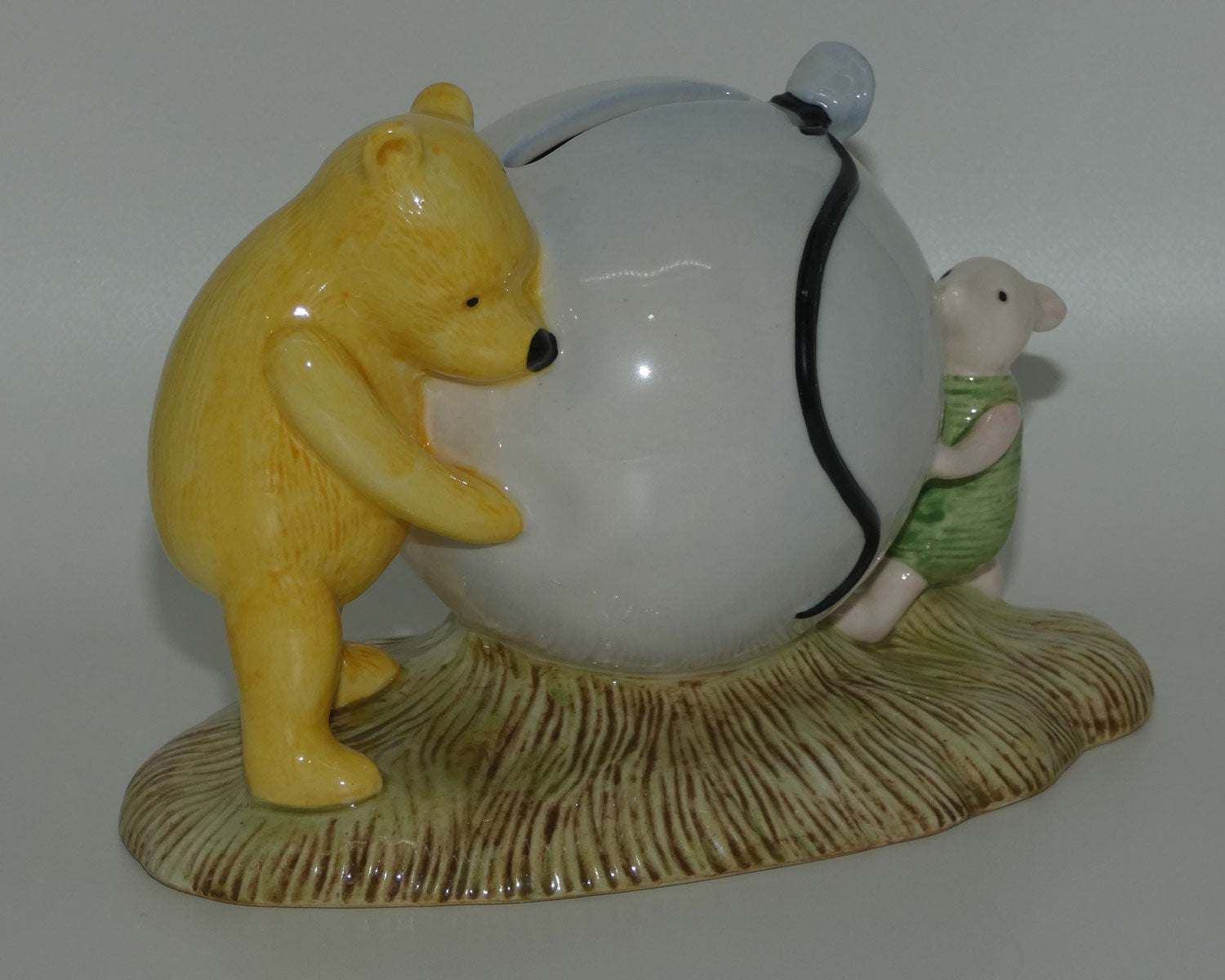 royal-doulton-winnie-the-pooh-wp16-poohs-blue-balloon-money-box