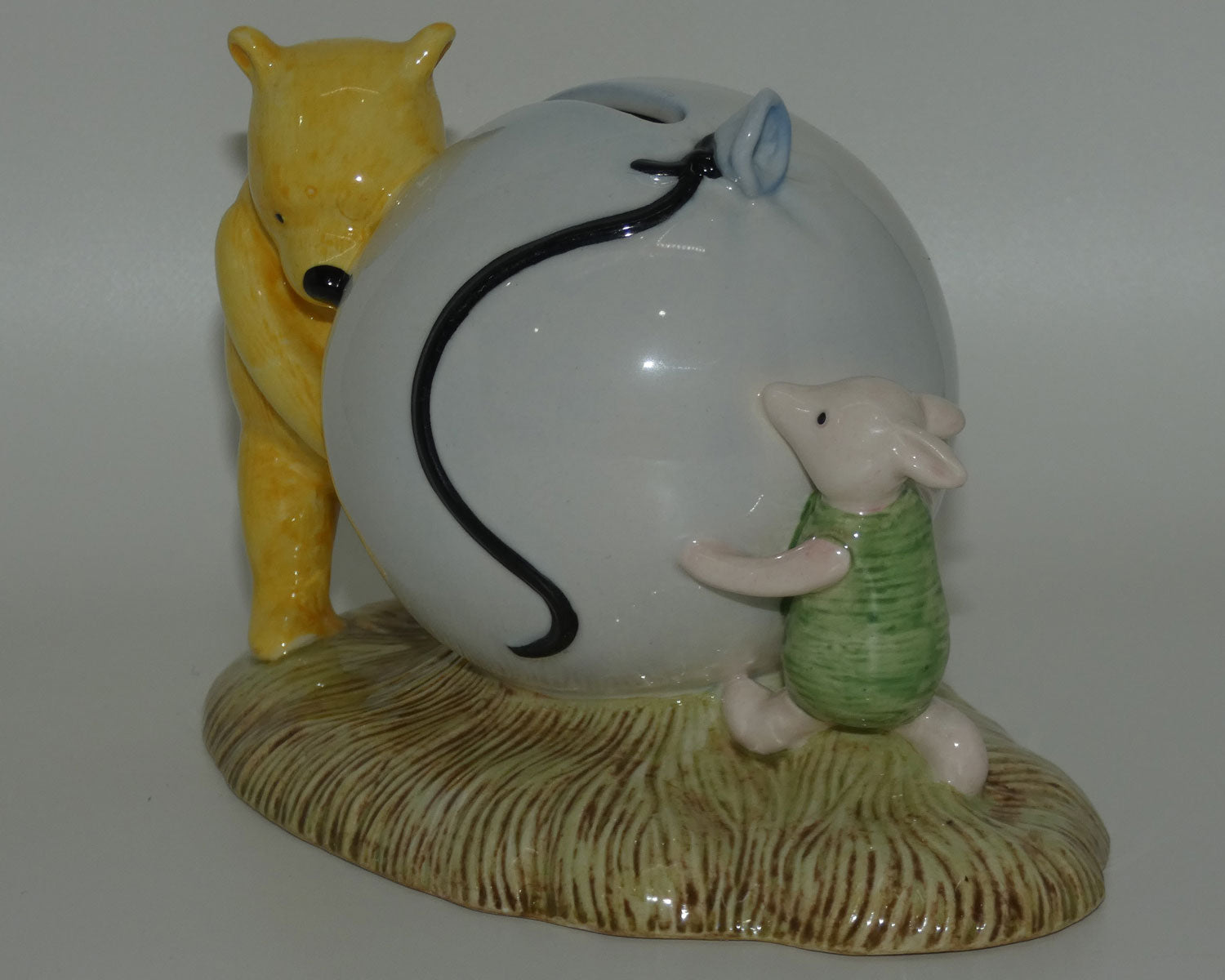 royal-doulton-winnie-the-pooh-wp16-poohs-blue-balloon-money-box