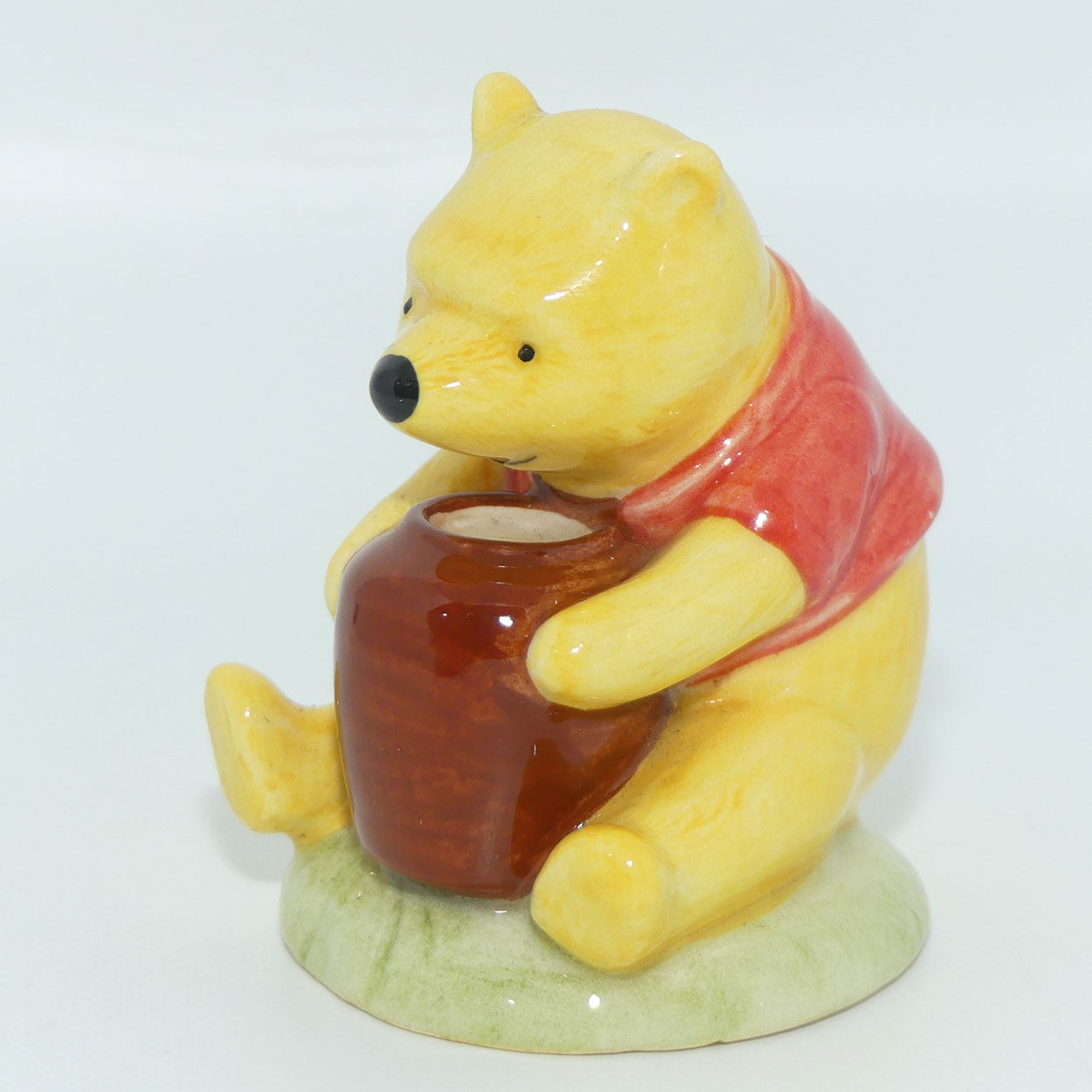 WP01 Royal Doulton Winnie the Pooh figure | Winnie the Pooh and the Honey Pot
