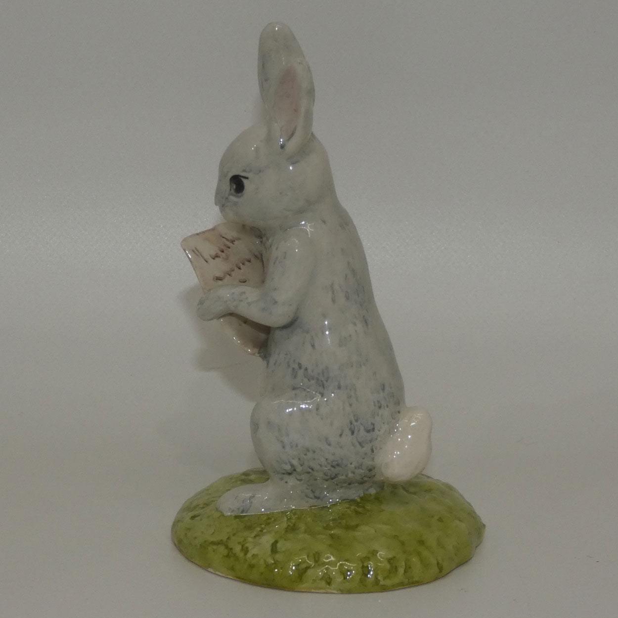 royal-doulton-winnie-the-pooh-wp23-rabbit-reads-the-plan
