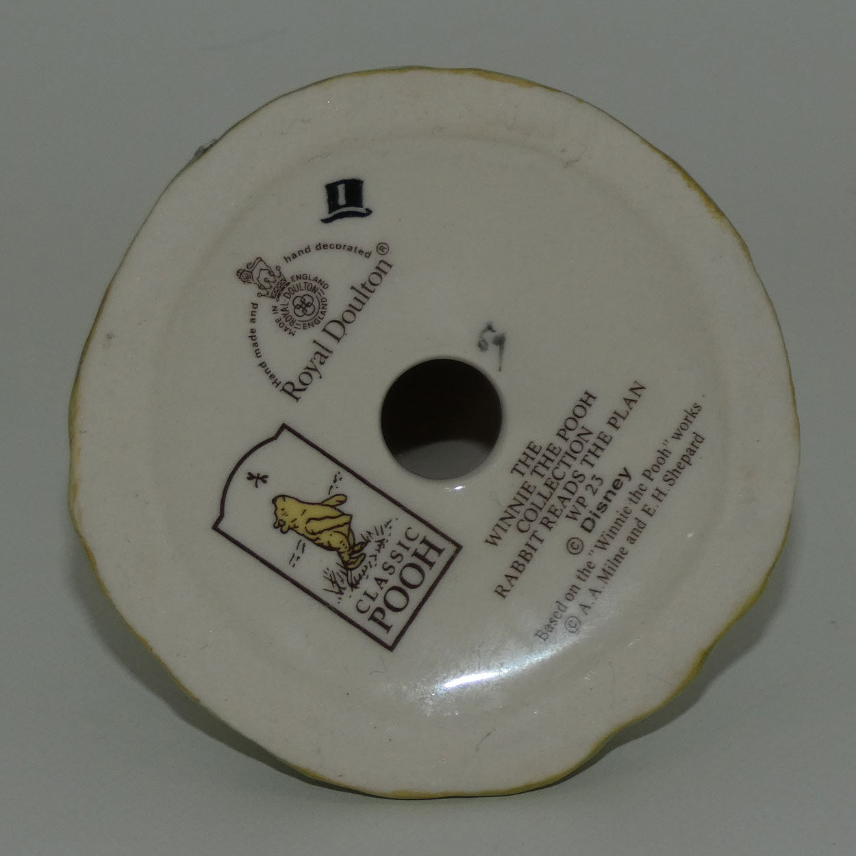 royal-doulton-winnie-the-pooh-wp23-rabbit-reads-the-plan