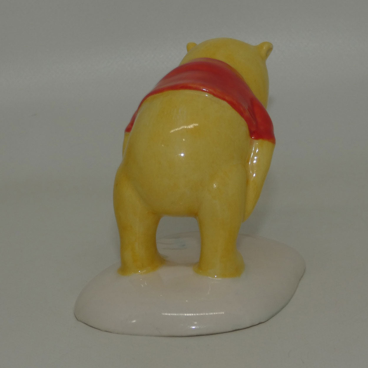 royal-doulton-winnie-the-pooh-wp3-winnie-the-pooh-and-the-paw-marks