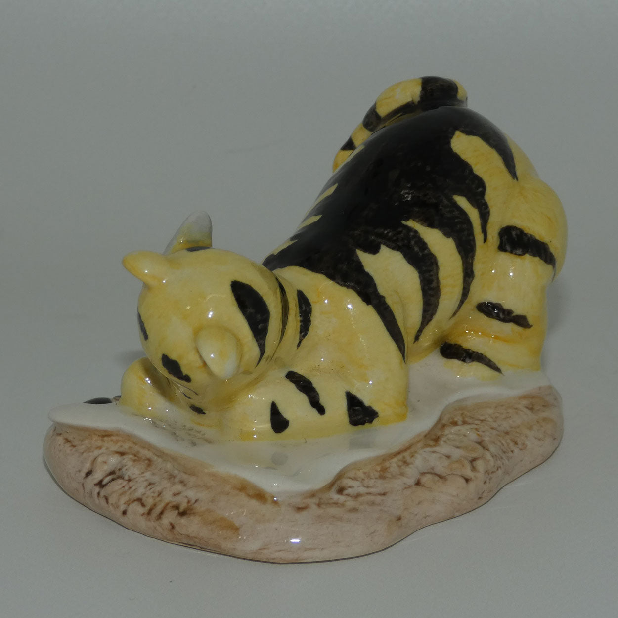 royal-doulton-winnie-the-pooh-wp6-tigger-signs-the-rissolution