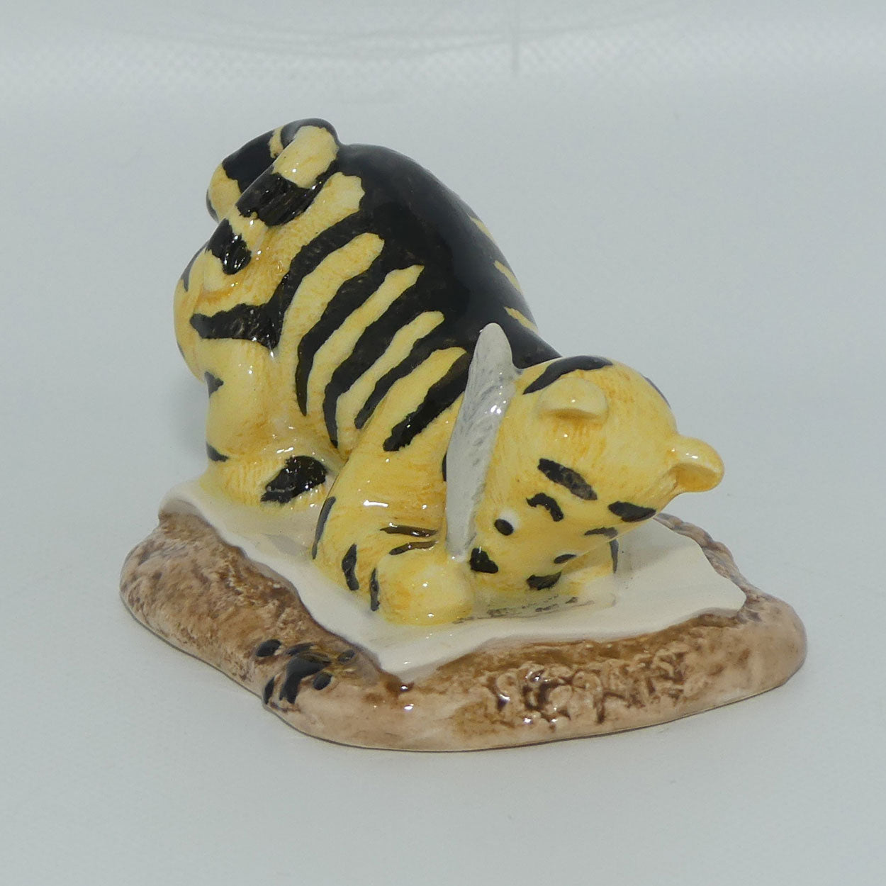 WP06 Royal Doulton Winnie the Pooh figure | Tigger signs the Rissolution
