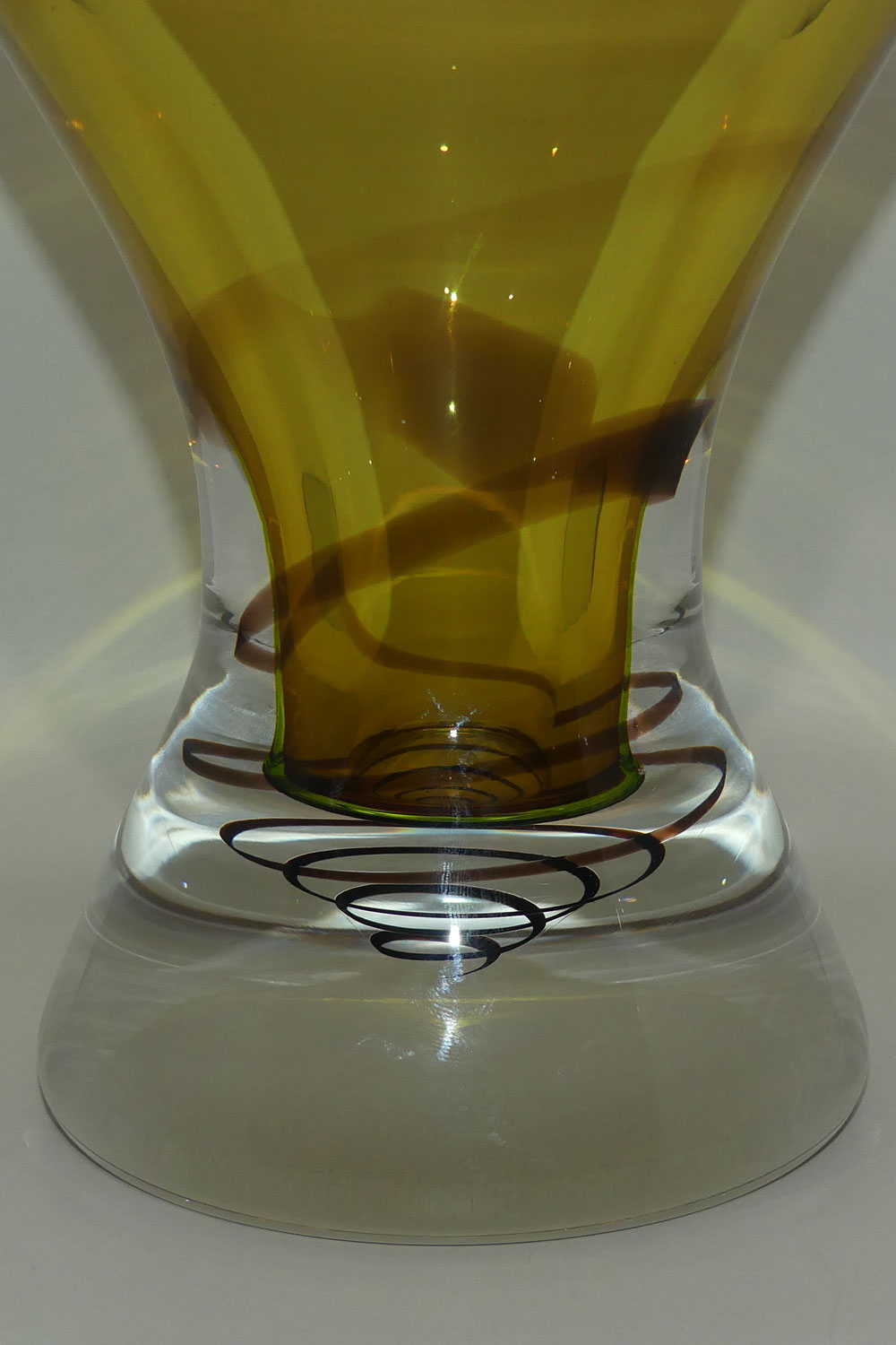 large-and-decorative-heavy-art-glass-swirl-pattern-vase