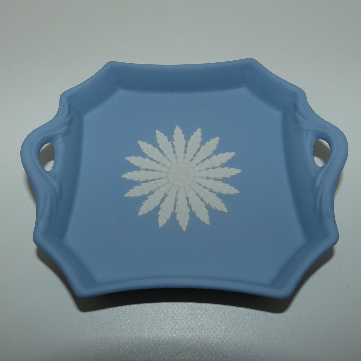 wedgwood-jasper-white-on-pale-blue-athens-handled-tray