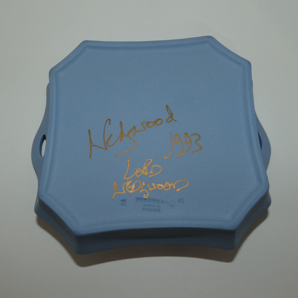 wedgwood-jasper-white-on-pale-blue-athens-handled-tray