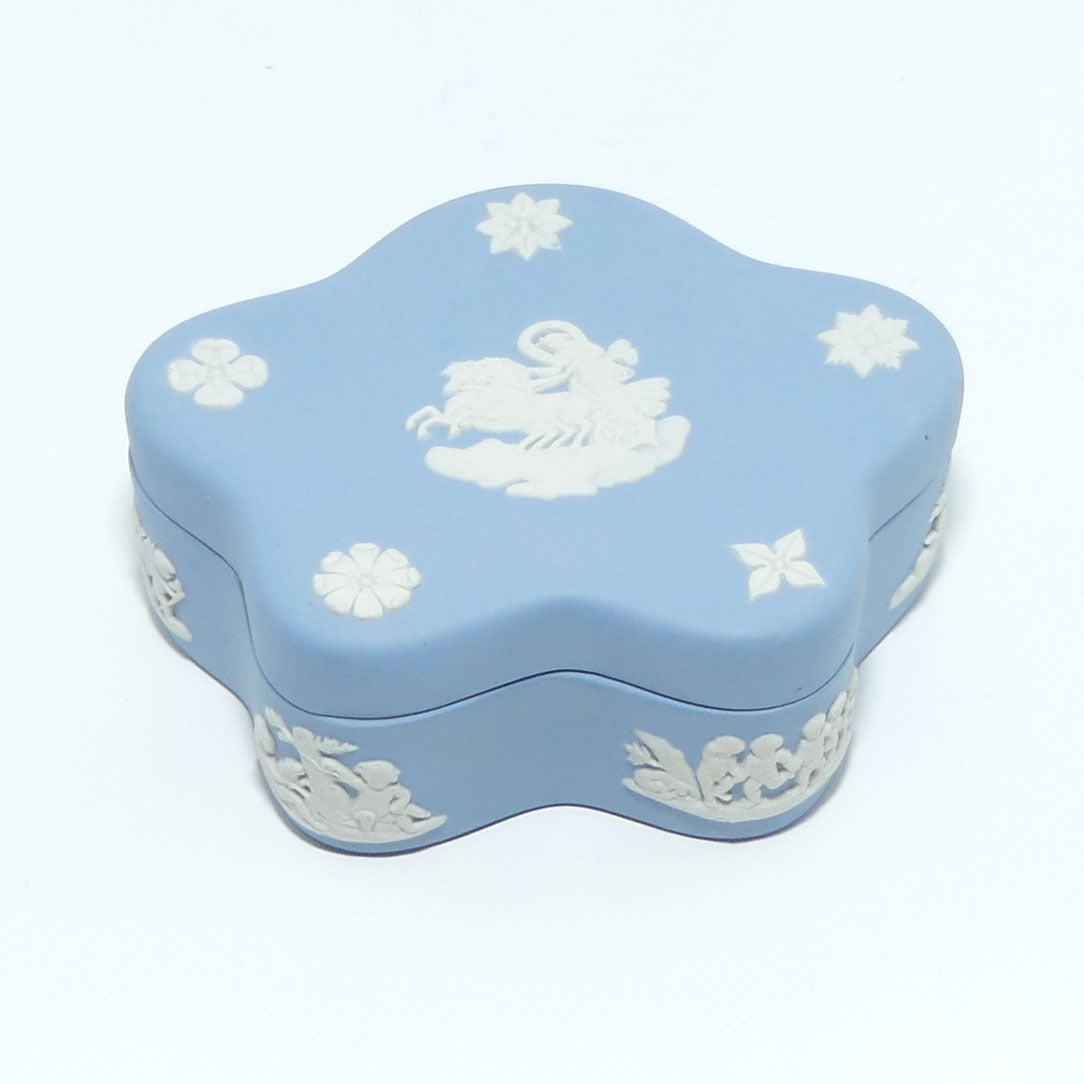wedgwood-jasper-white-on-pale-blue-aurora-trinket-fancy-shape-2