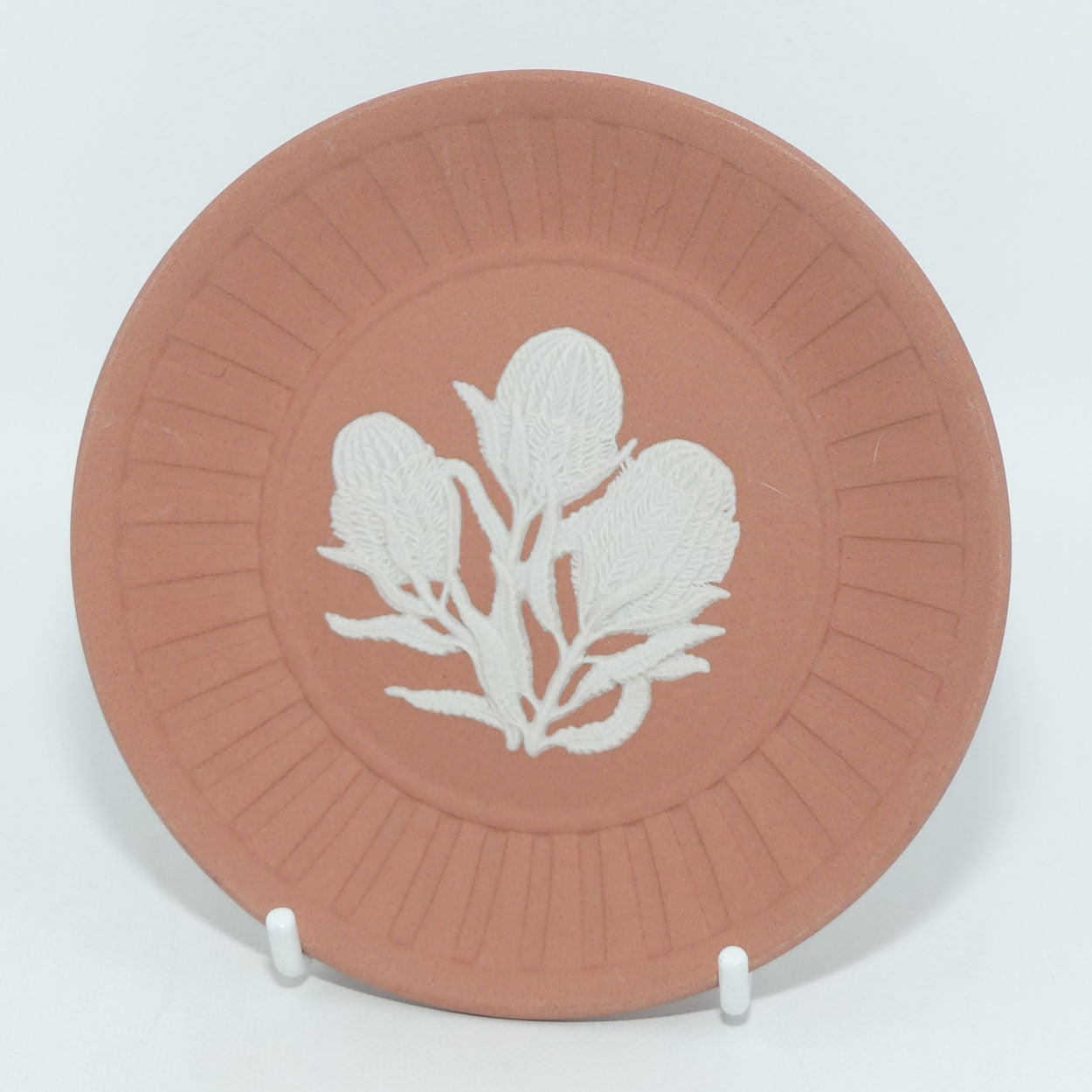 wedgwood-jasper-australian-native-flowers-firewheel-banksia-fluted-tray