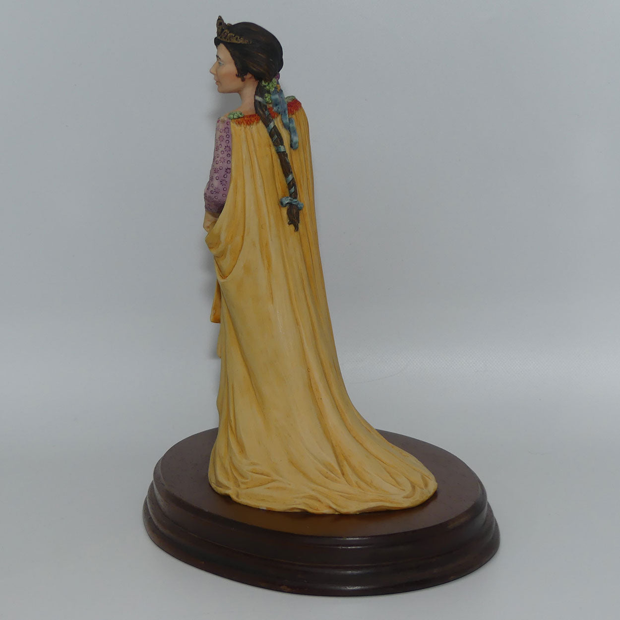 border-fine-arts-scotland-legend-of-king-arthur-figurine-ka02-guinevere