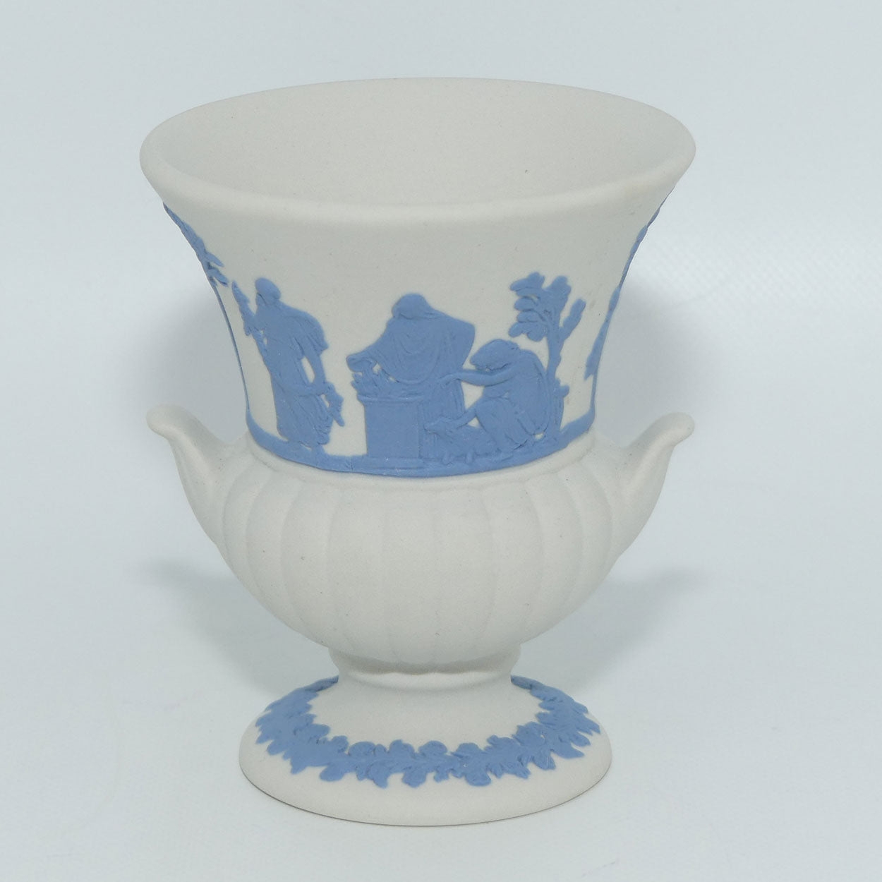 wedgwood-jasper-blue-on-white-campagna-vase-1
