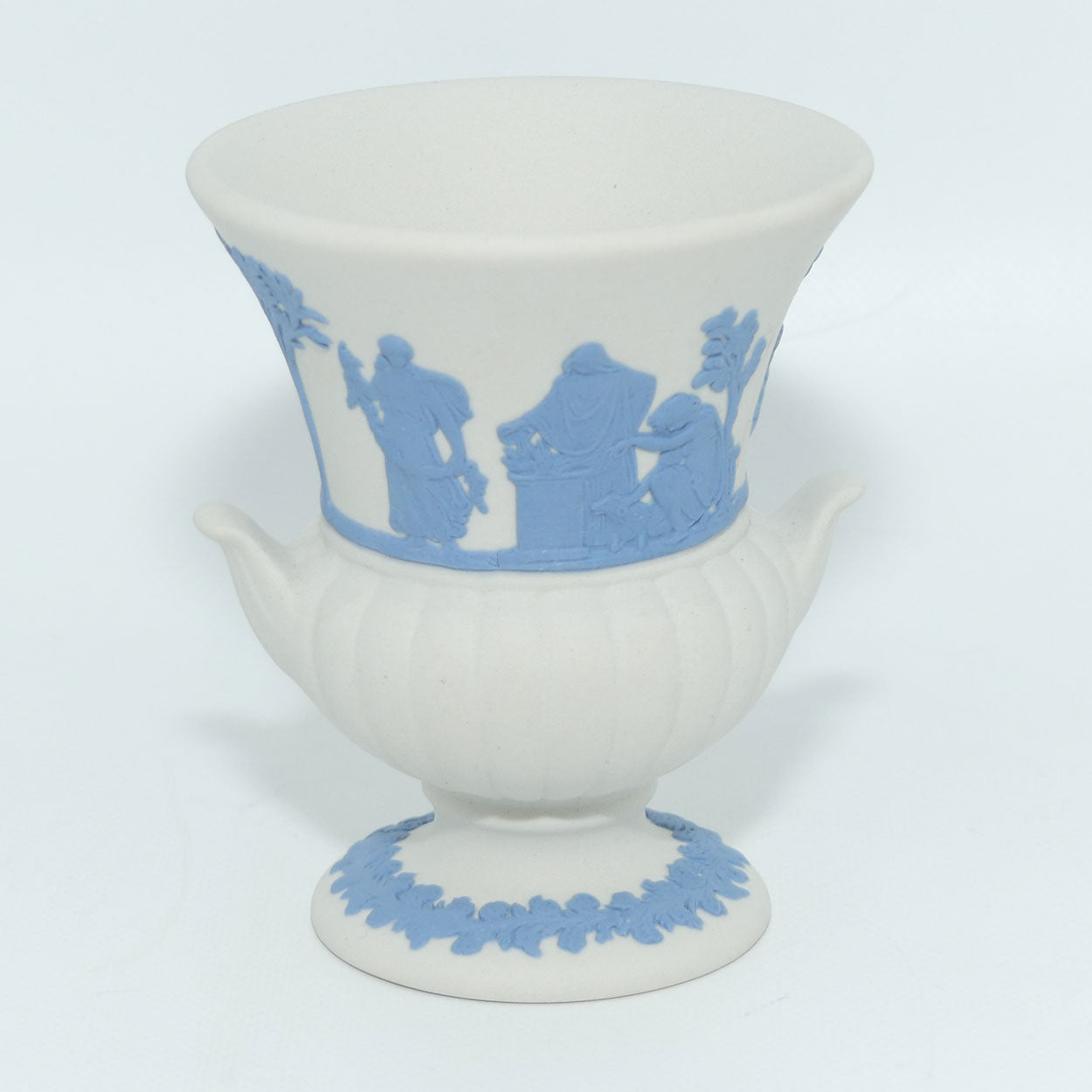 wedgwood-jasper-blue-on-white-campagna-vase-1