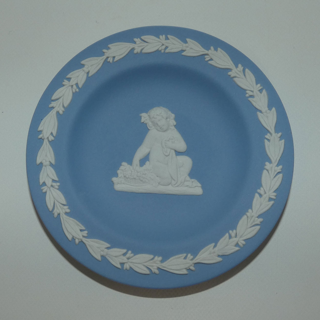 wedgwood-jasper-bacchanalian-boys-miniature-plate-2
